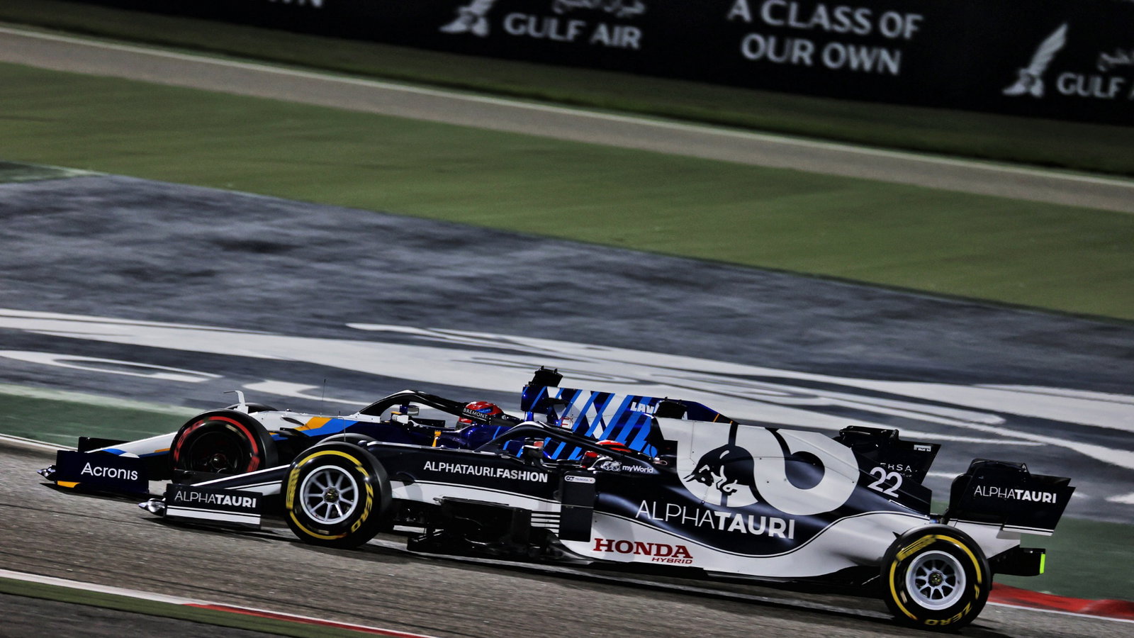 George Russell (GBR) Williams Racing FW43B and Yuki Tsunoda (JPN) AlphaTauri AT02 battle for position.