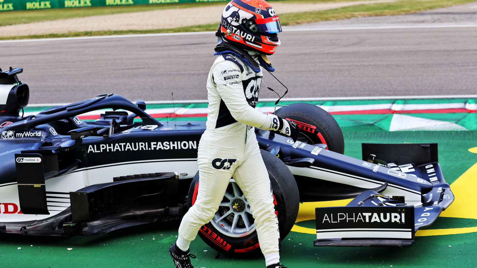 Yuki Tsunoda (JPN) AlphaTauri AT02 crashed during qualifying.