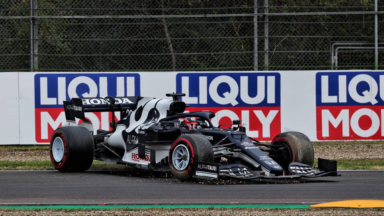 Yuki Tsunoda (JPN) AlphaTauri AT02 spins at the restart.