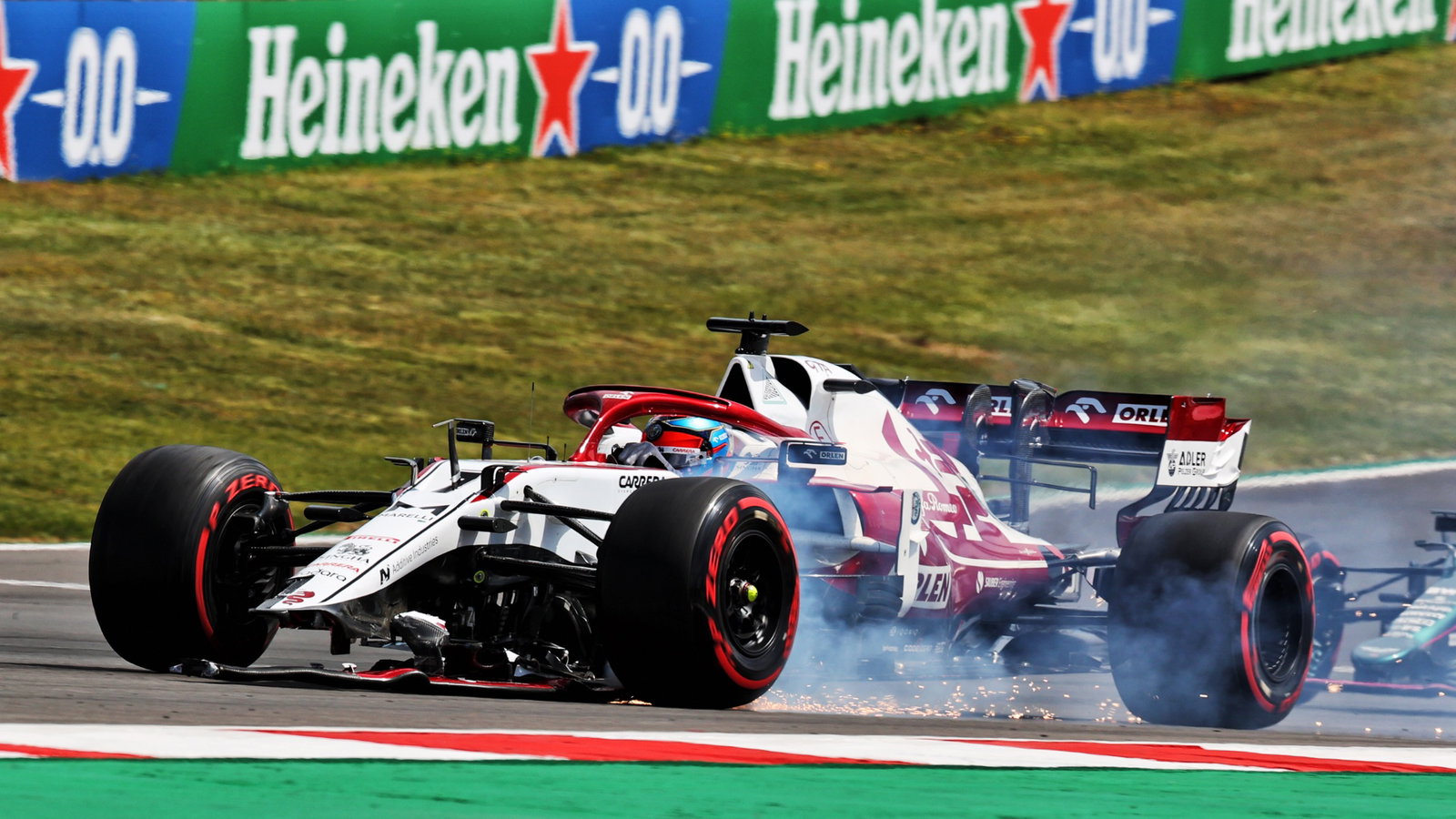 Kimi Raikkonen (FIN) Alfa Romeo Racing C41 with a broken front wing.