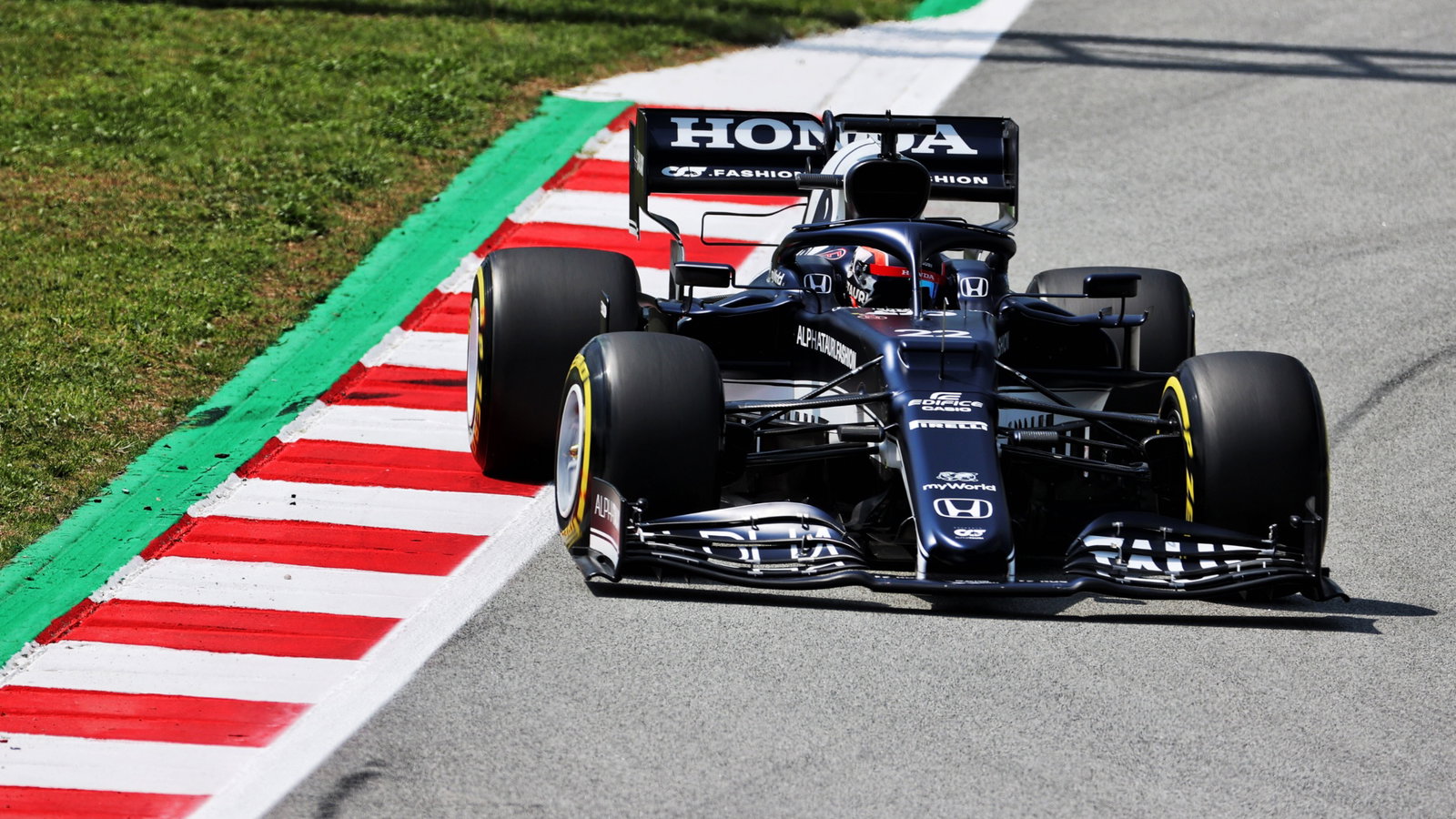 Yuki Tsunoda (JPN) AlphaTauri AT02.