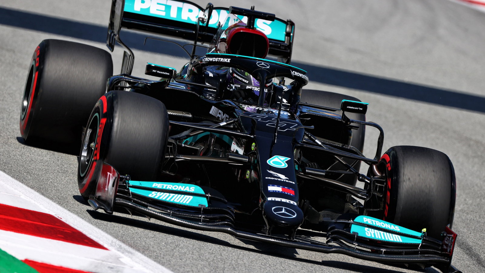 Lewis Hamilton (GBR) Mercedes AMG F1 W12.