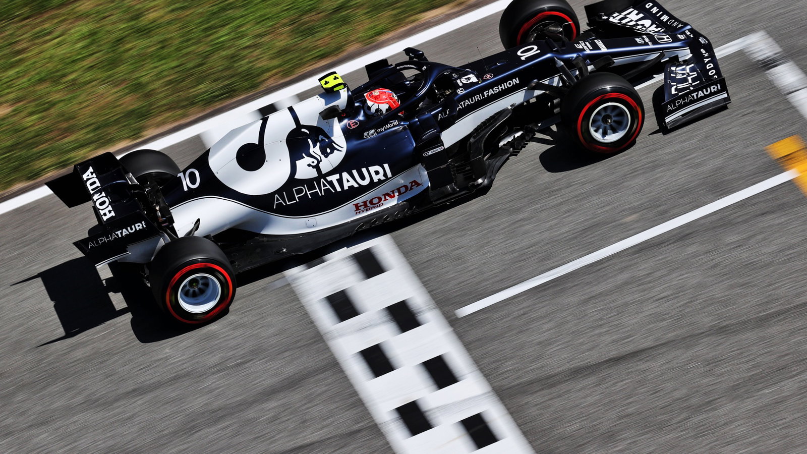 Pierre Gasly (FRA) AlphaTauri AT02.