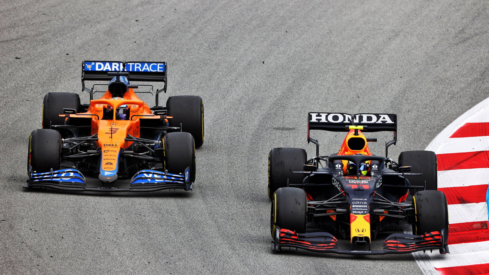 Daniel Ricciardo (AUS) McLaren MCL35M and Sergio Perez (MEX) Red Bull Racing RB16B battle for position.