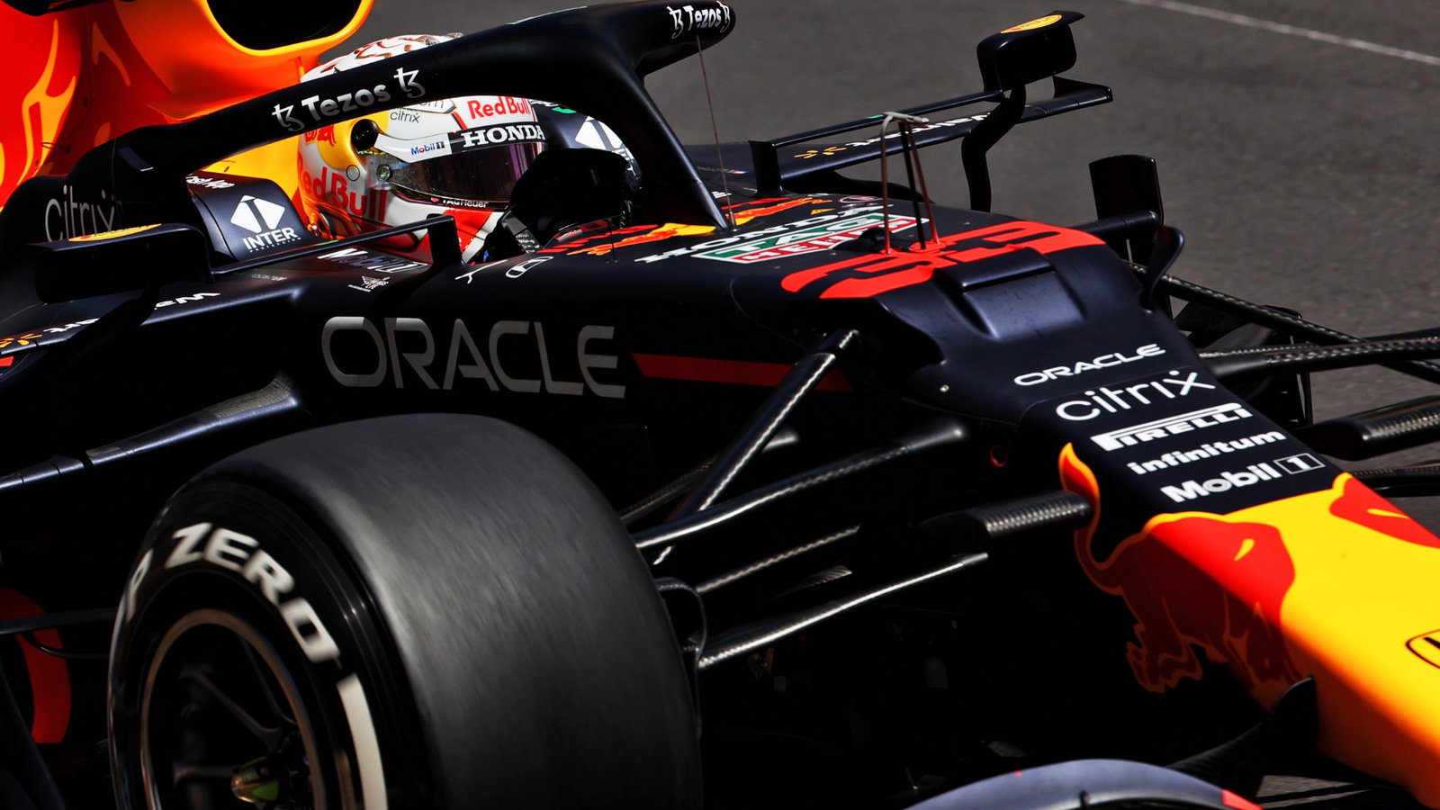 Max Verstappen (NLD) Red Bull Racing RB16B.