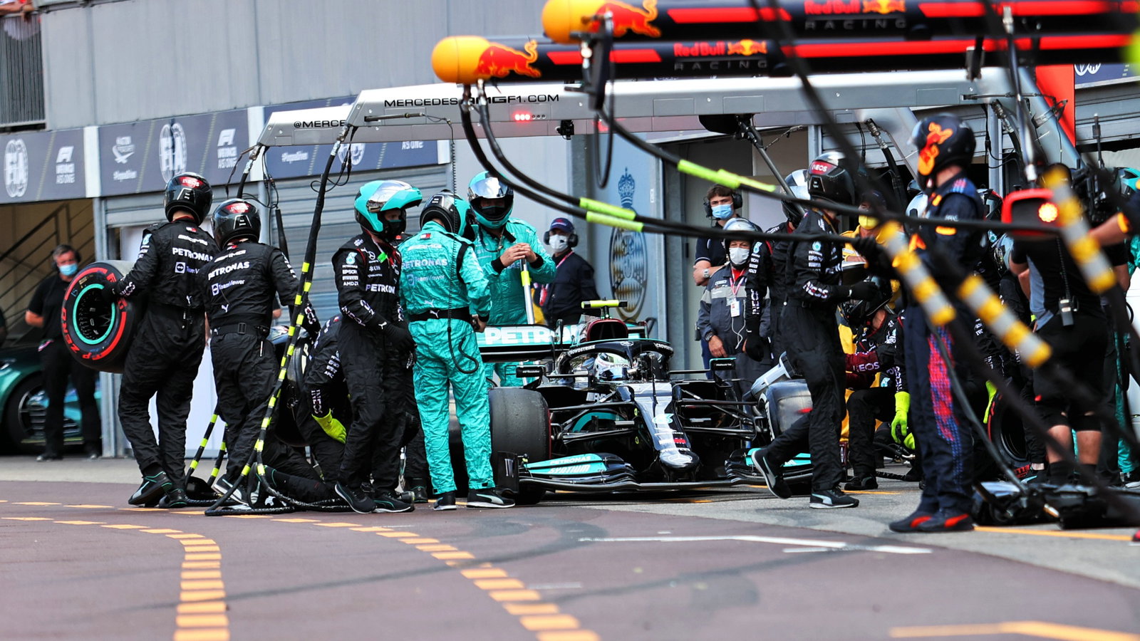 Valtteri Bottas (FIN) Mercedes AMG F1 W12 makes a failed pit stop that ended his race.