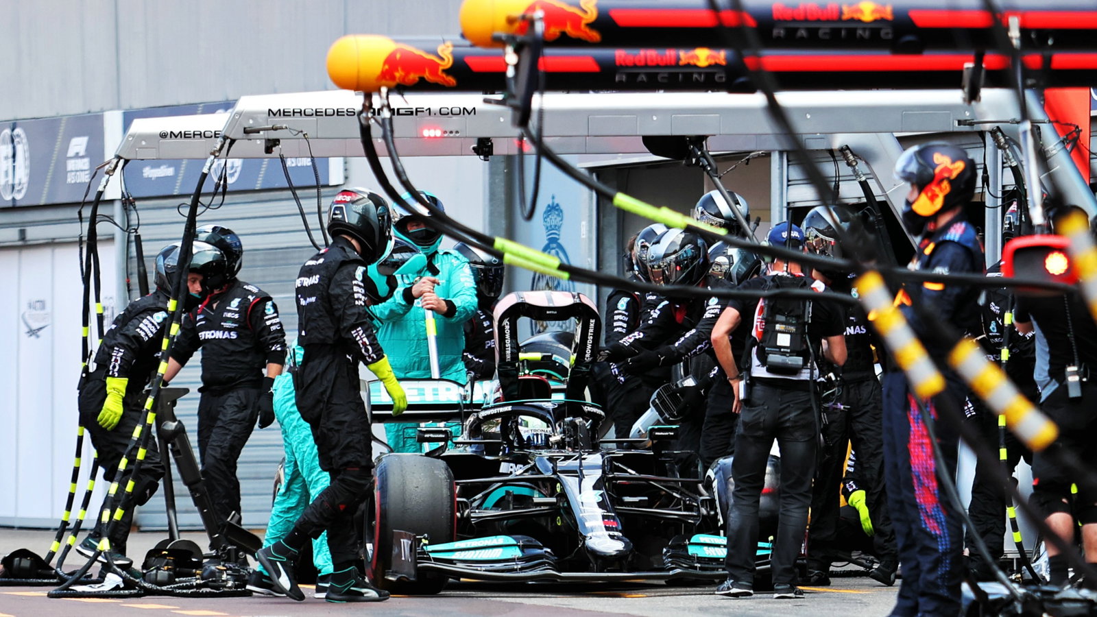 Valtteri Bottas (FIN) Mercedes AMG F1 W12 makes a failed pit stop that ended his race.