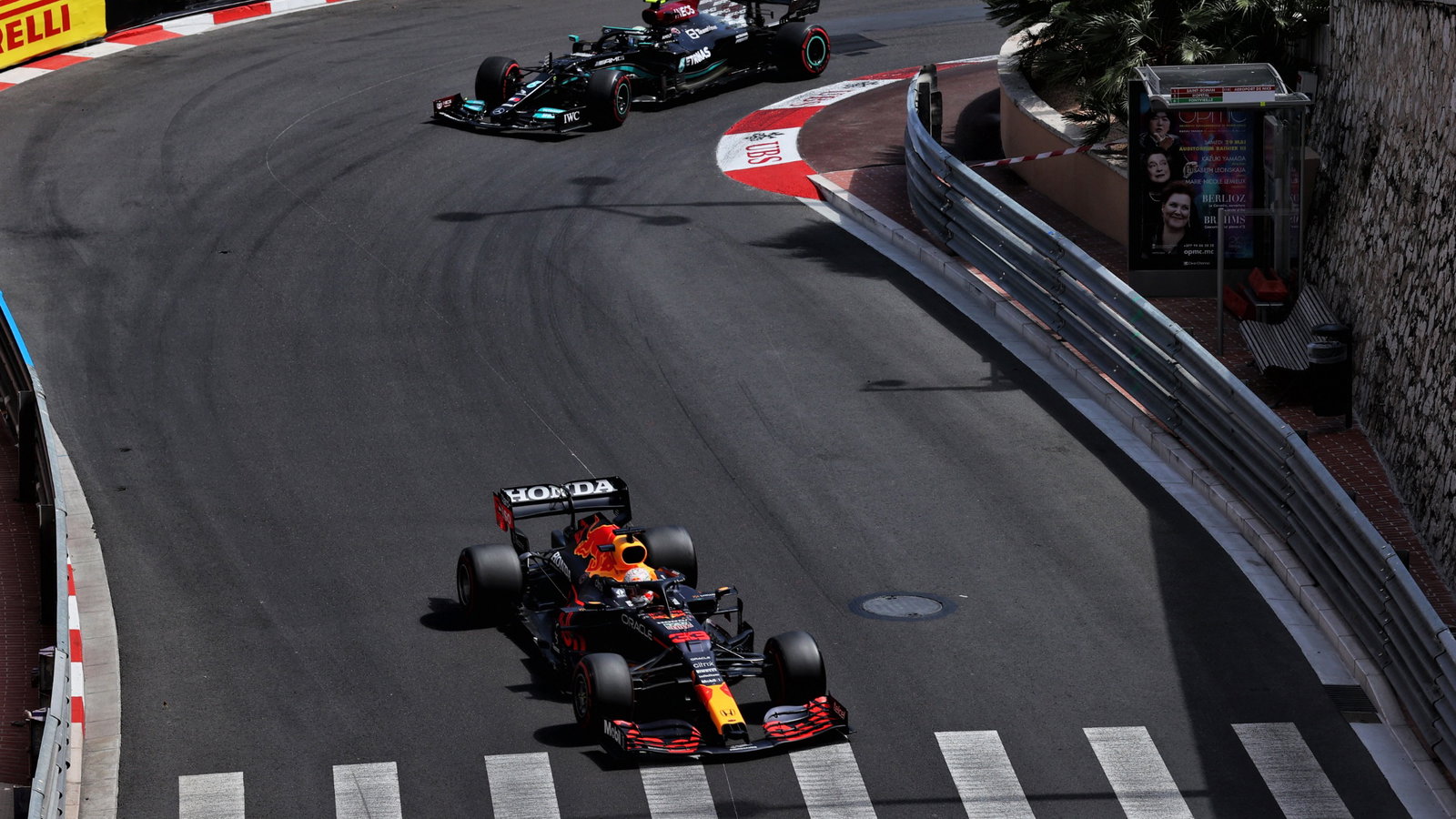 Max Verstappen (NLD) Red Bull Racing RB16B.