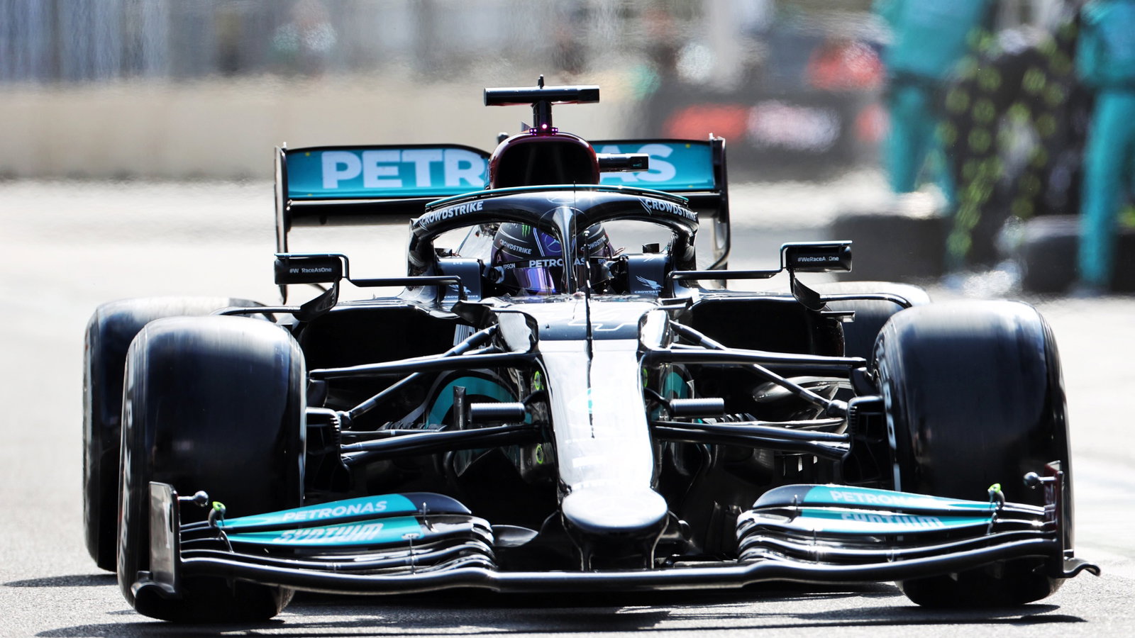 Lewis Hamilton (GBR) Mercedes AMG F1 W12 makes a pit stop.