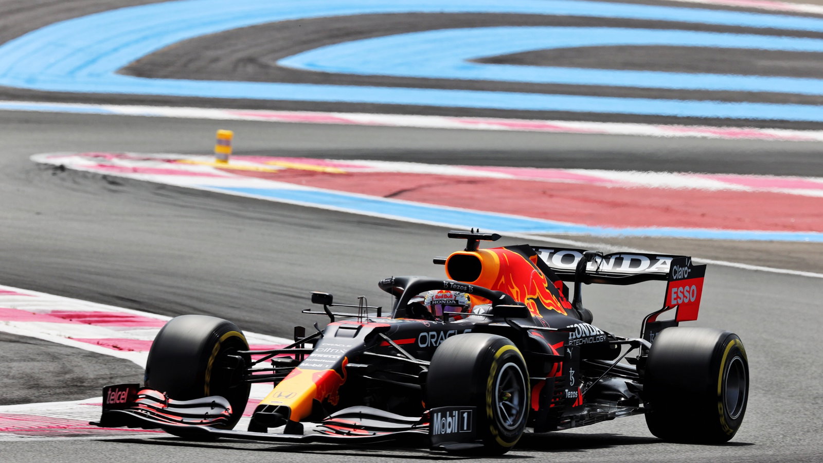 Max Verstappen (NLD) Red Bull Racing RB16B.