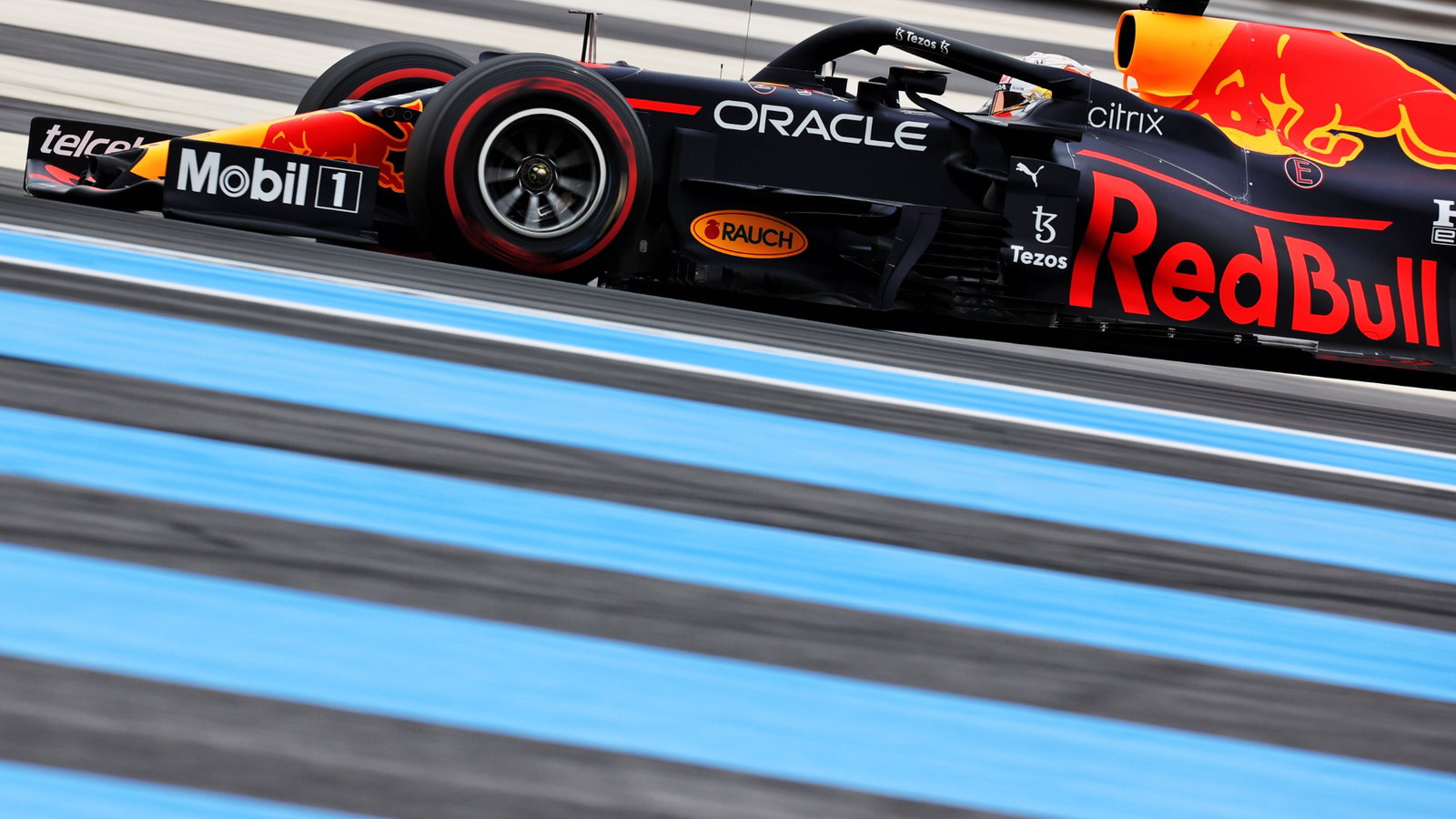 Max Verstappen (NLD) Red Bull Racing RB16B.