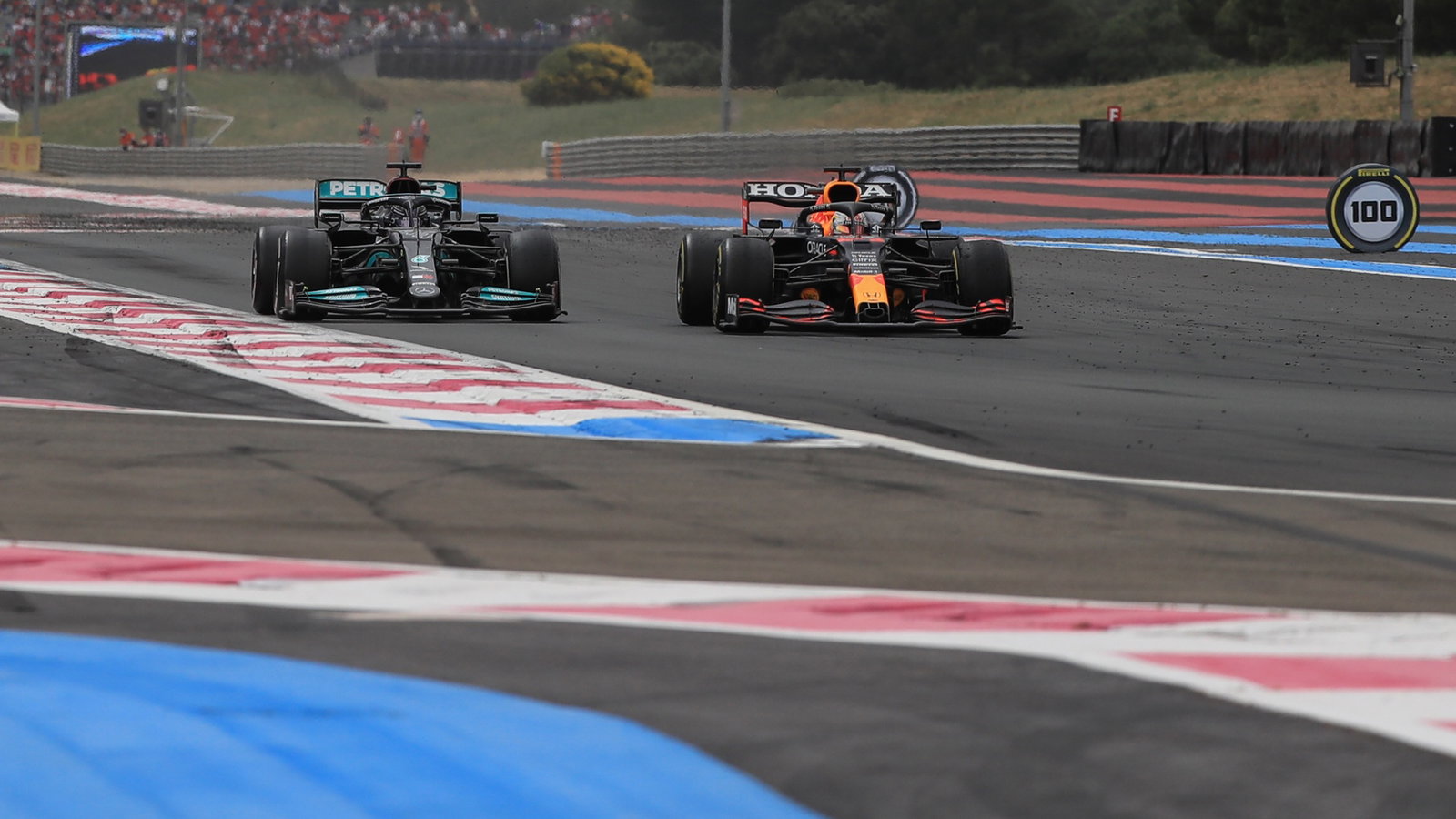 Max Verstappen (NLD), Red Bull Racing overtakes Lewis Hamilton (GBR), Mercedes AMG F1 in the last lap
