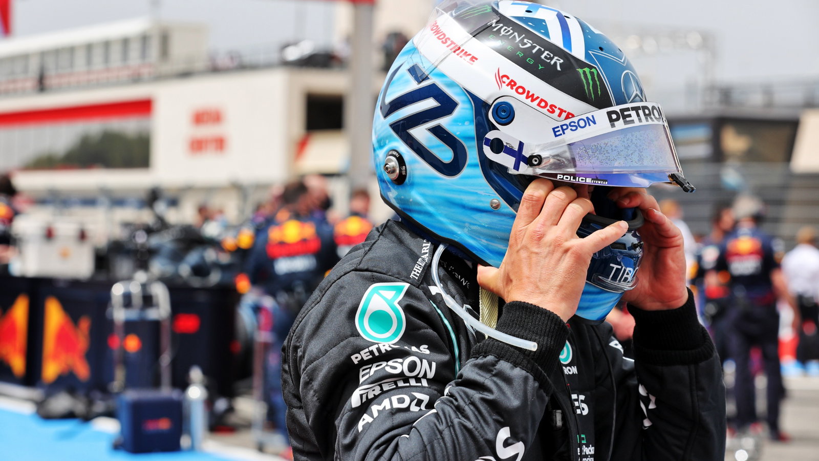 Valtteri Bottas (FIN) Mercedes AMG F1 on the grid.