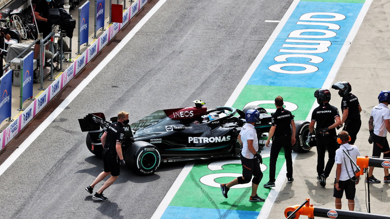 Valtteri Bottas (FIN) Mercedes AMG F1 W12 spun in the second practice session exiting his pit box.