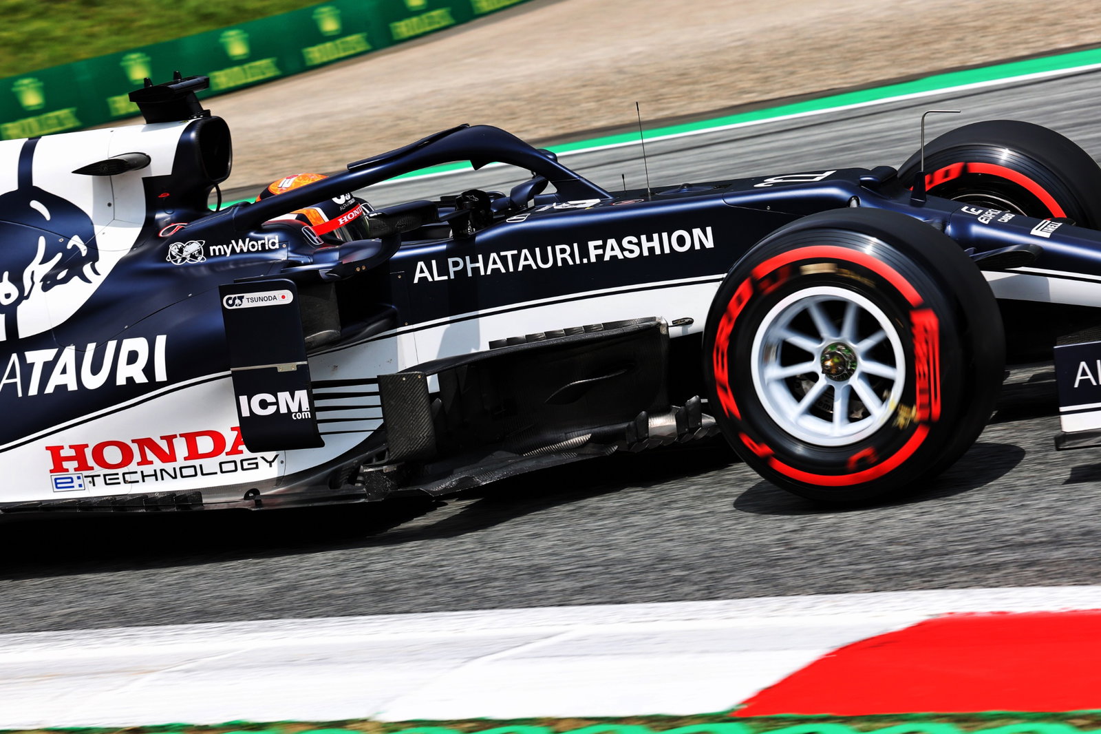 Yuki Tsunoda (JPN) AlphaTauri AT02.