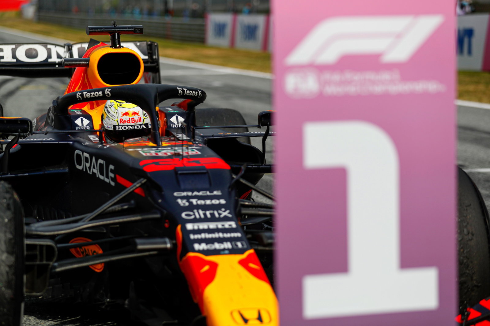 Pemenang balapan Max Verstappen (NLD) Red Bull Racing RB16B di parc ferme.