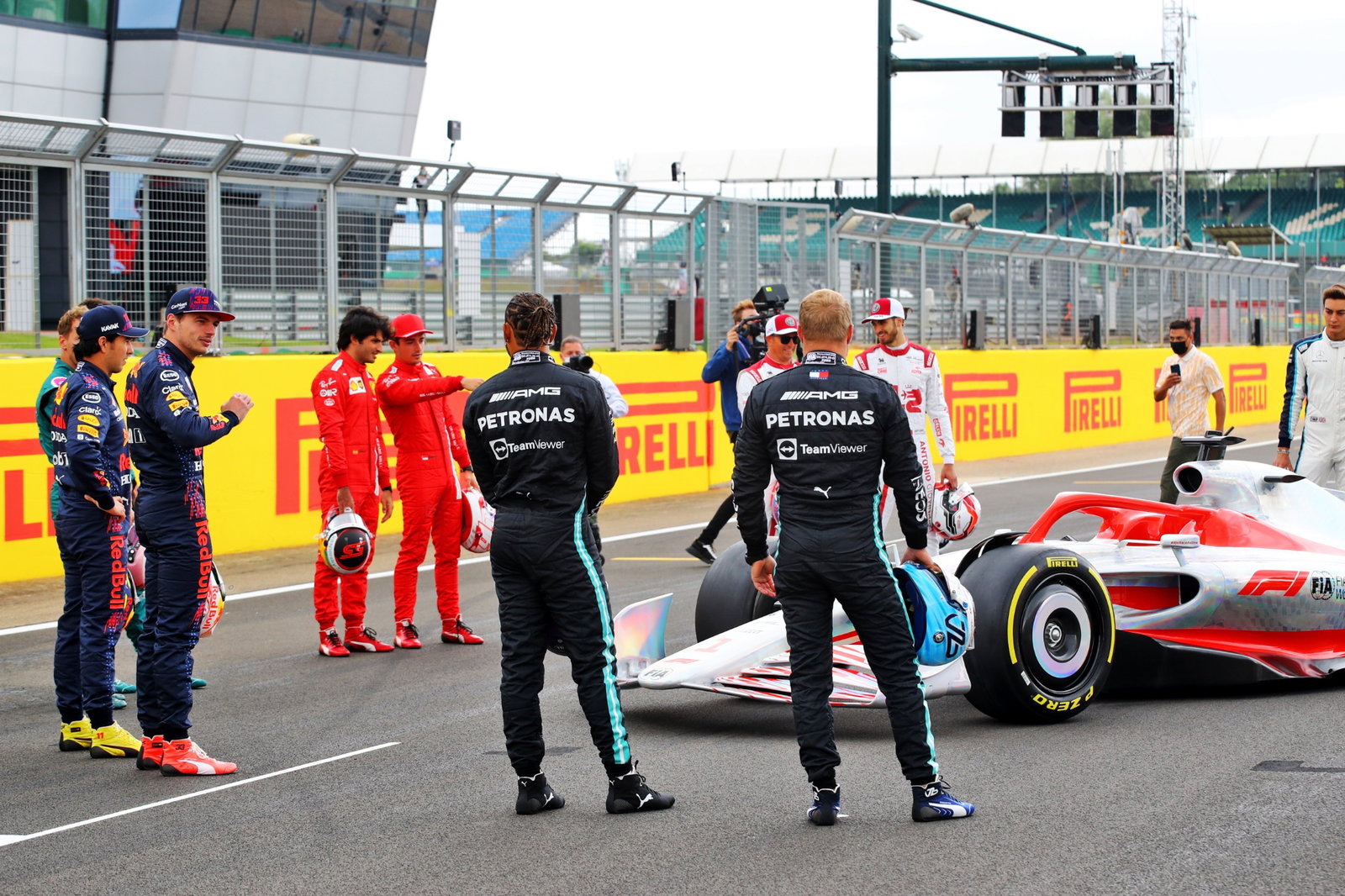 (L to R): Max Verstappen (NLD) Red Bull Racing and Lewis Hamilton (GBR) Mercedes AMG F1 at the 2022 Car Launch.