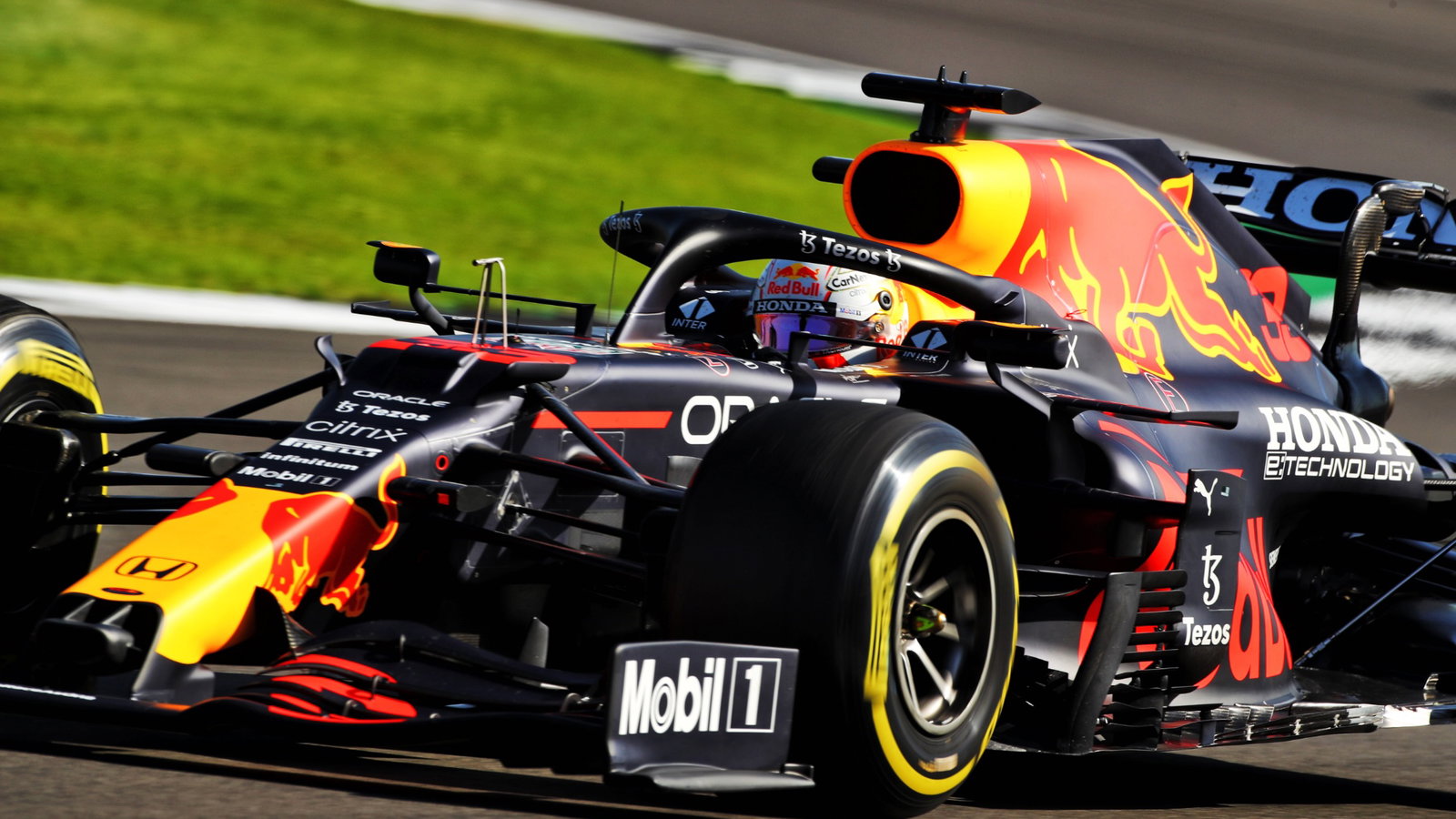 Max Verstappen (NLD) Red Bull Racing RB16B.