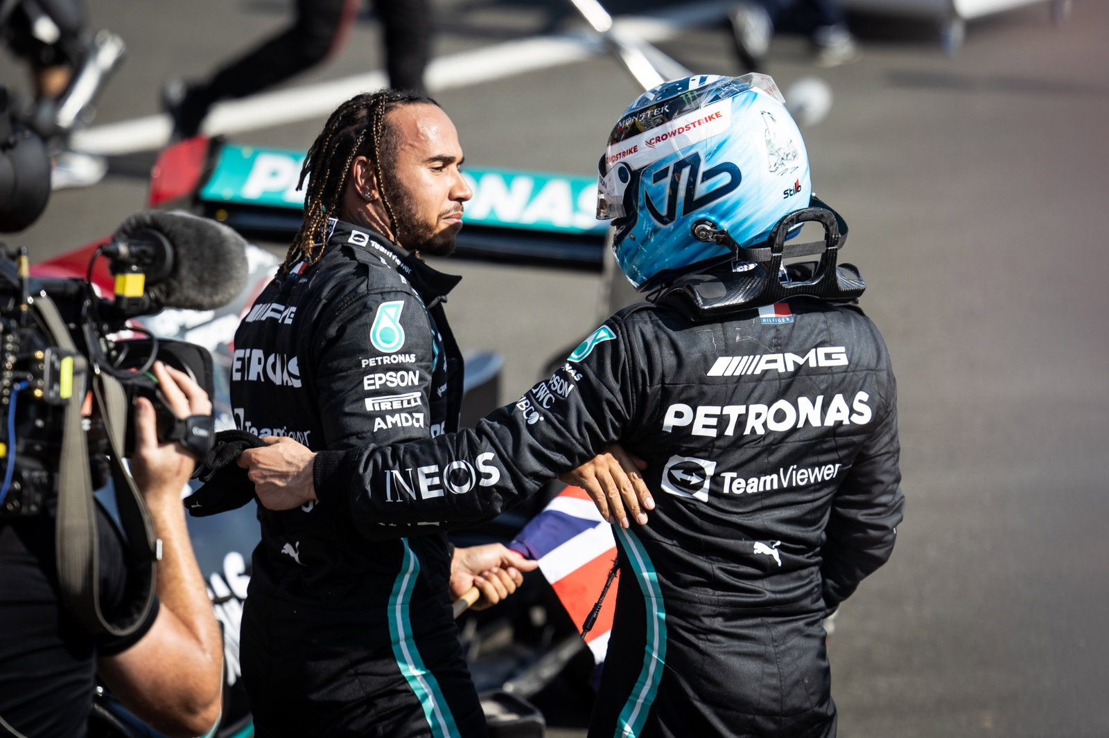 Juara 1 Lewis Hamilton (GBR) Mercedes AMG F1 dengan Valtteri Bottas (FIN) Mercedes AMG F1.