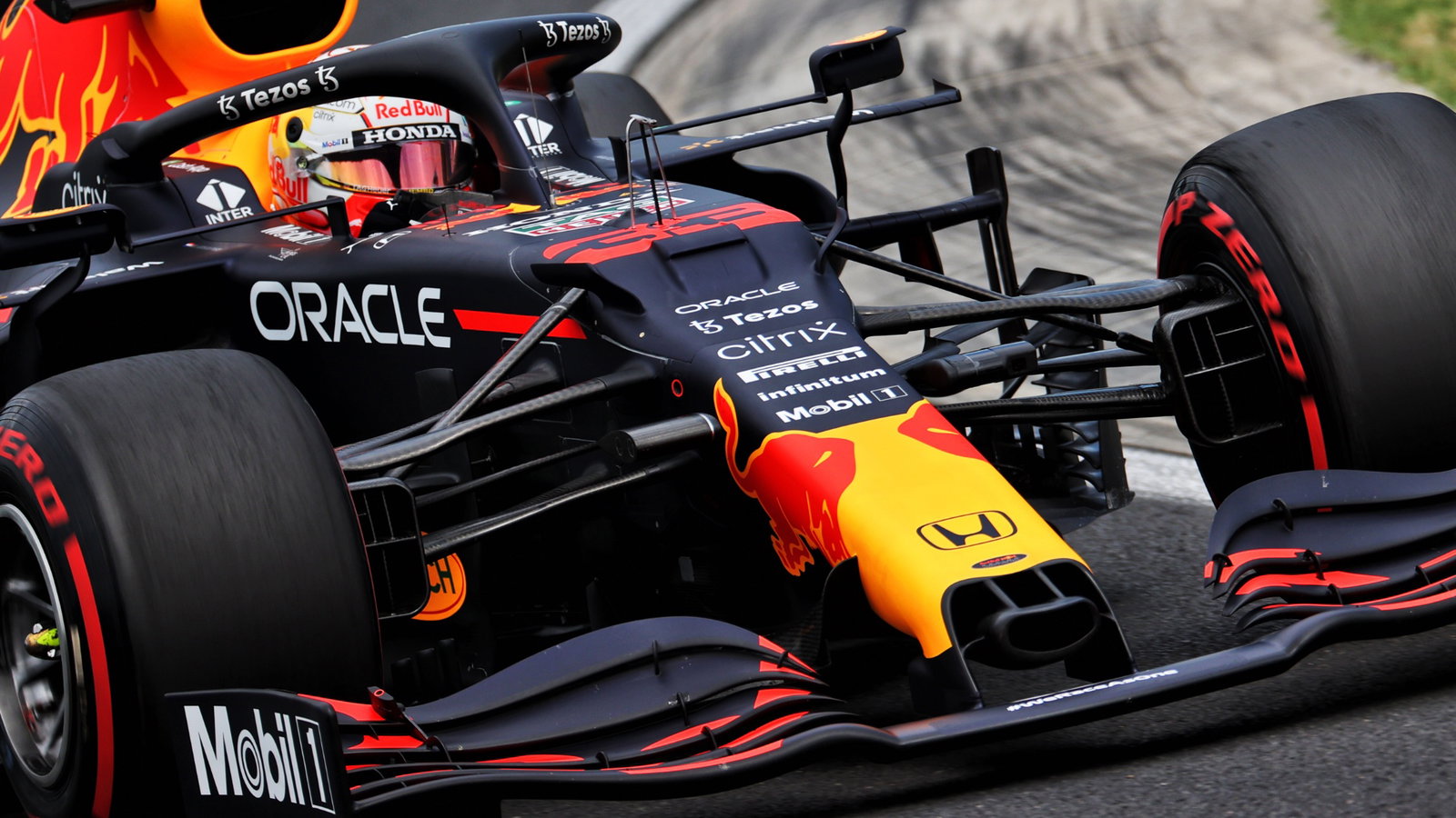 Max Verstappen (NLD) Red Bull Racing RB16B.