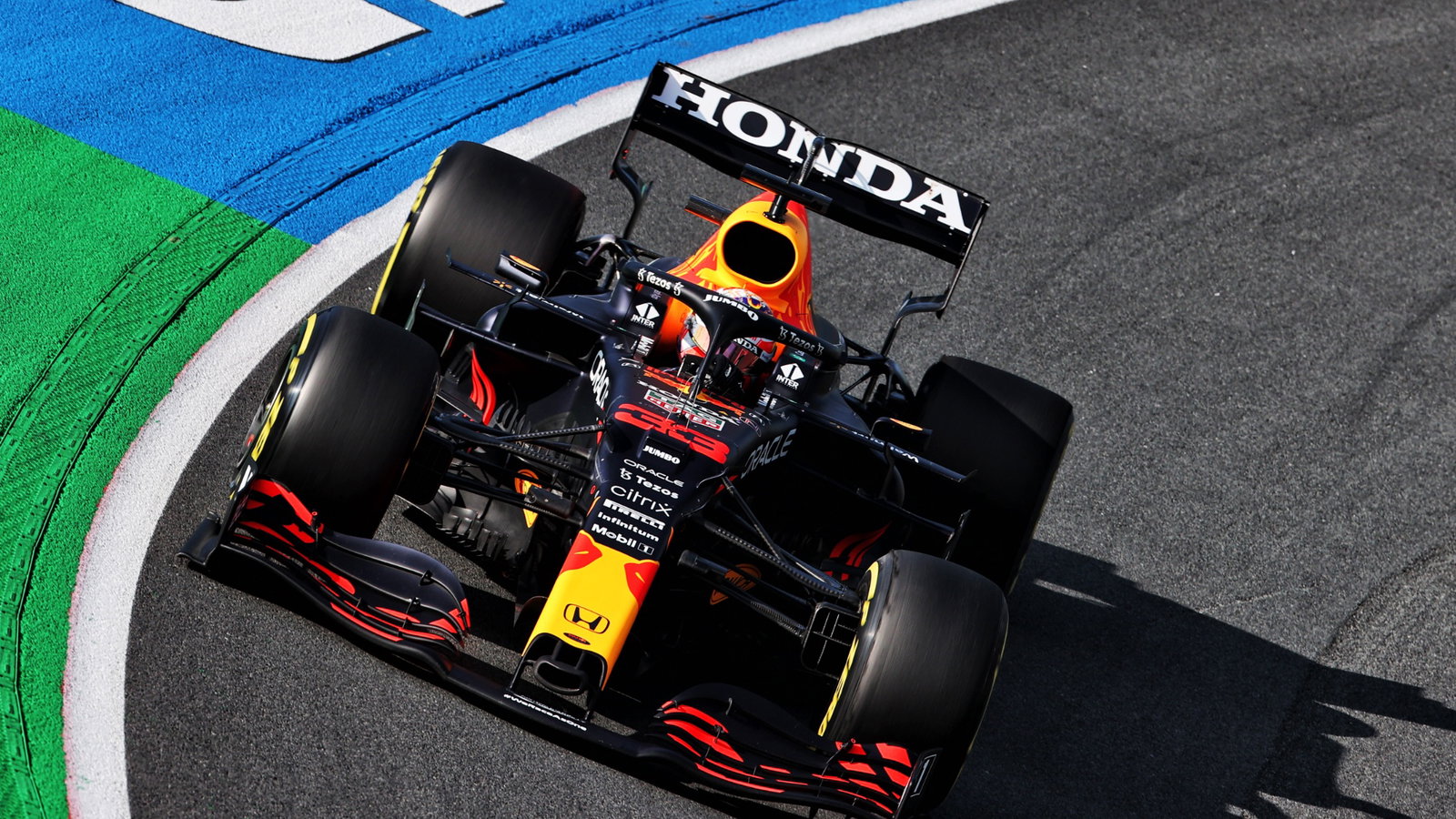 Max Verstappen (NLD) Red Bull Racing RB16B.