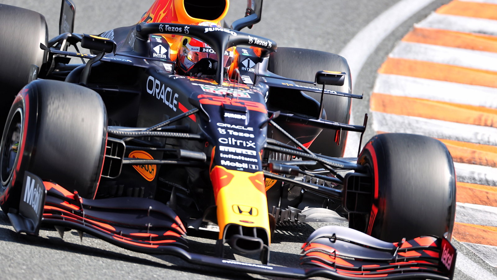 Max Verstappen (NLD) Red Bull Racing RB16B.