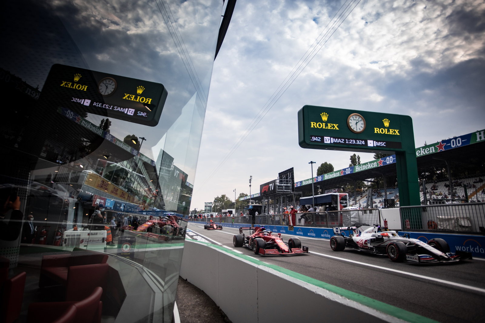 Charles Leclerc (MON) Ferrari SF-21 dan Nikita Mazepin (RUS) Haas F1 Team VF-21 keluar dari pit.