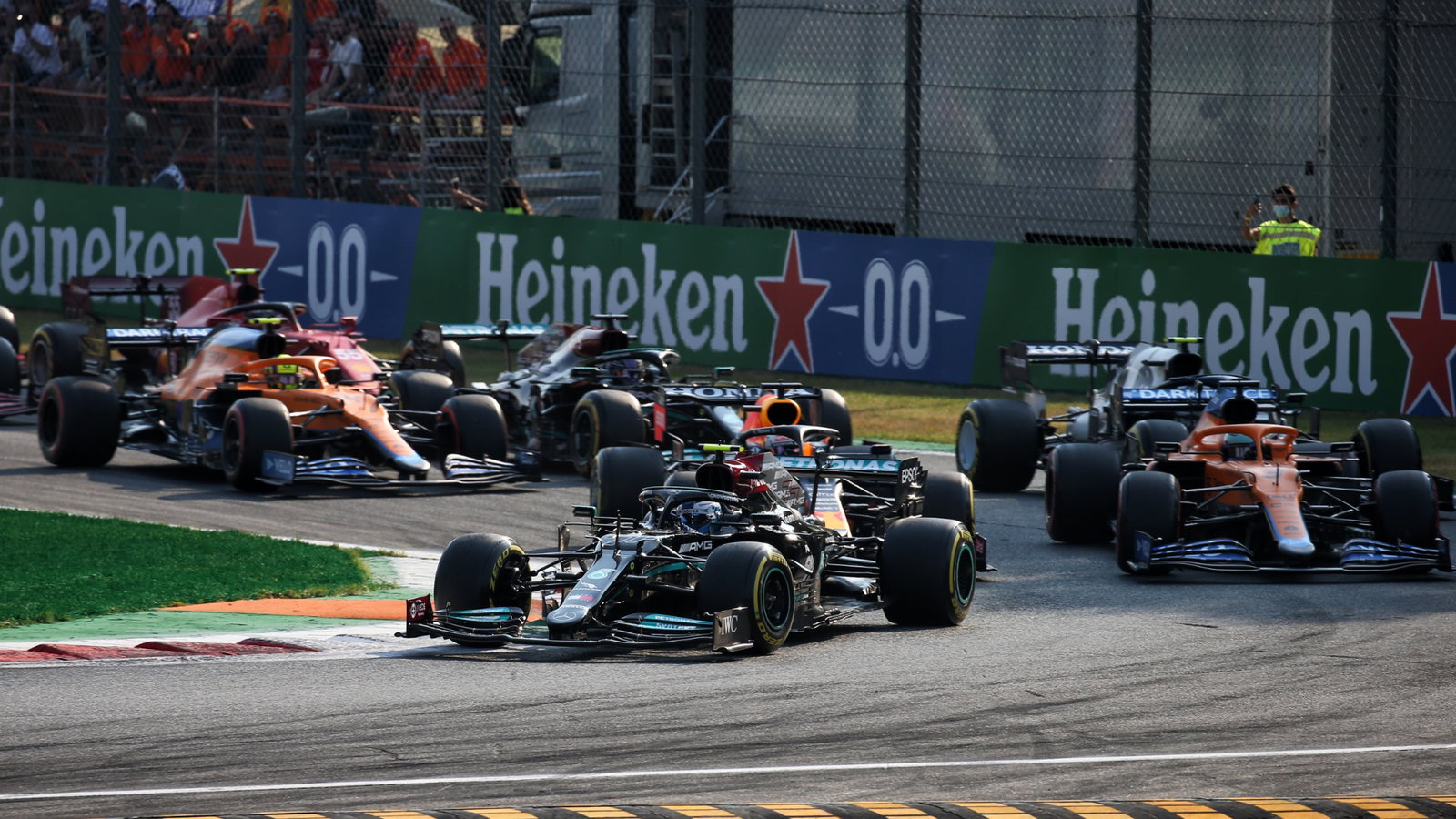 Valtteri Bottas (FIN) Mercedes AMG F1 W12 leads at the start.