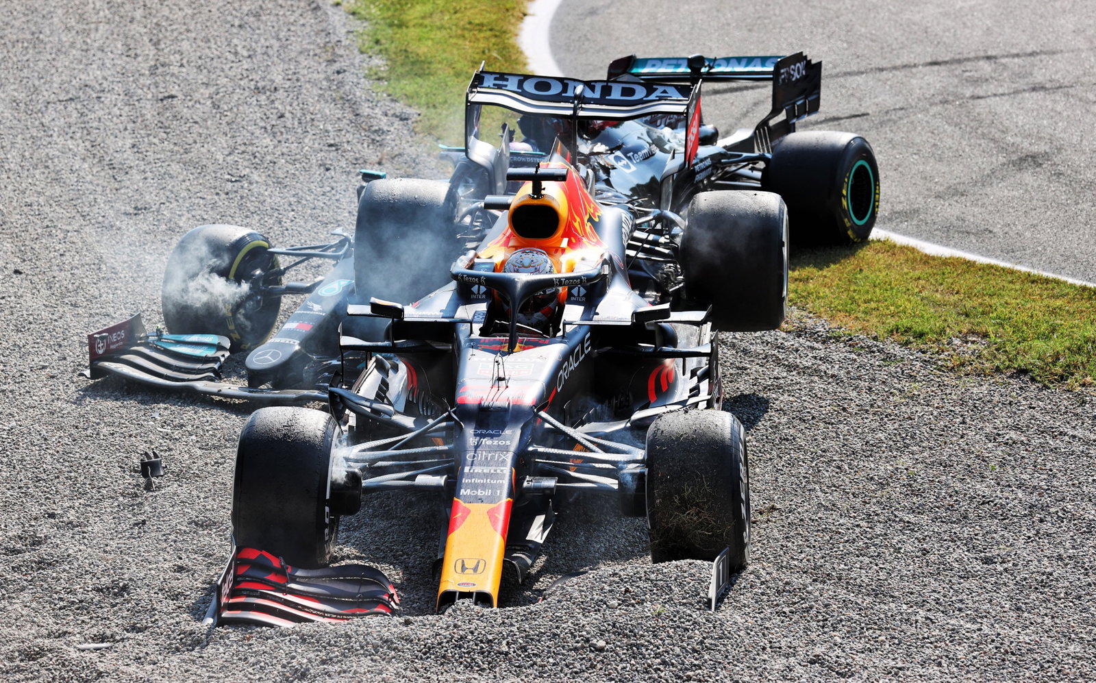 Max Verstappen (NLD) Red Bull Racing RB16B and Lewis Hamilton (GBR) Mercedes AMG F1 W12 crash at the first chicane.