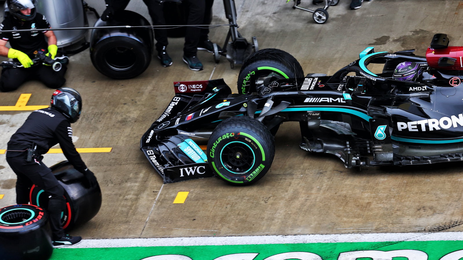 Lewis Hamilton (GBR) Mercedes AMG F1 W12 in the pits with a broken front wing.