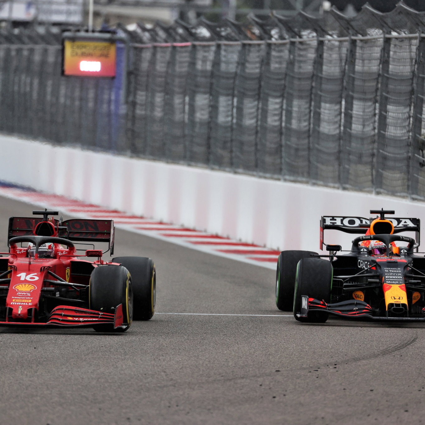 Charles Leclerc (MON) Ferrari SF-21 and Max Verstappen (NLD) Red Bull Racing RB16B battle for position.