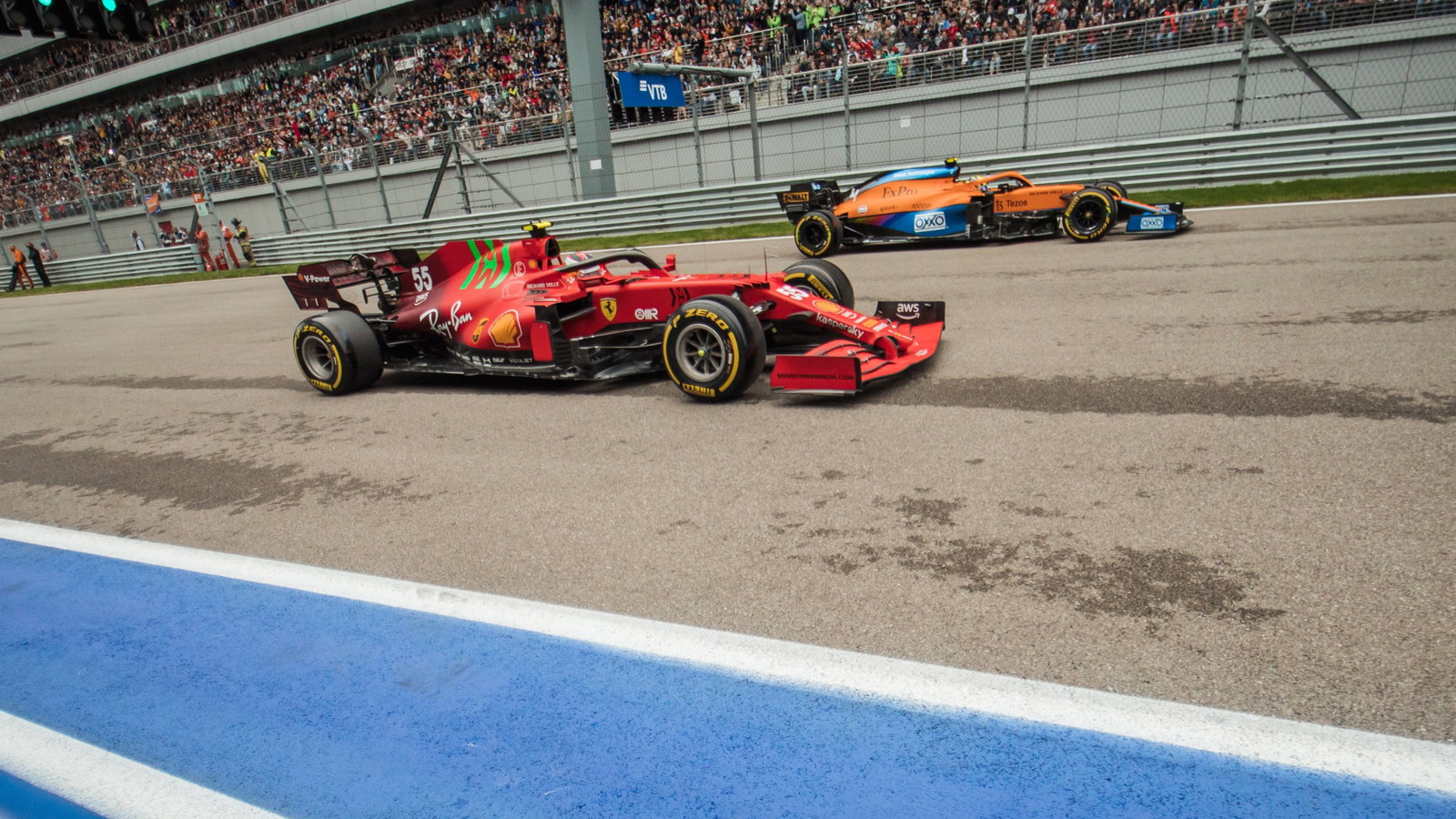 Carlos Sainz Jr (ESP) Ferrari SF-21 and Lando Norris (GBR) McLaren MCL35M at the start of the race.