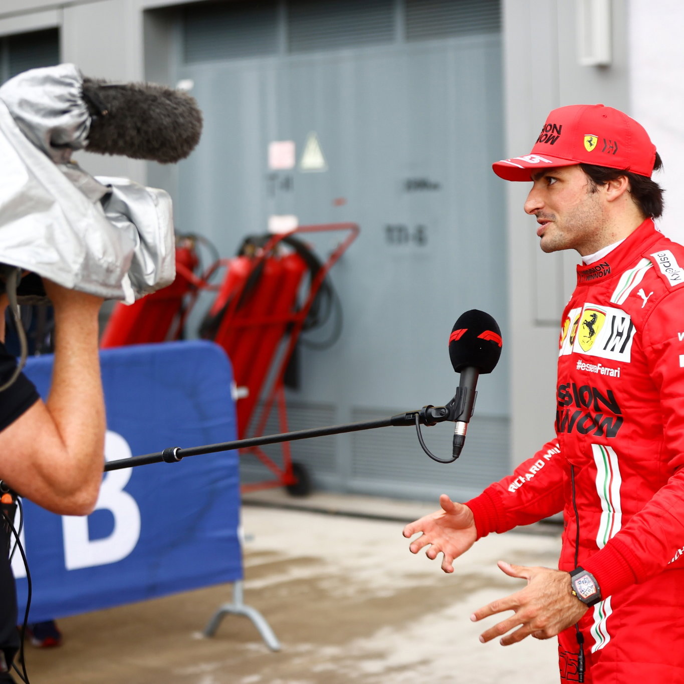 Carlos Sainz Jr (ESP) Ferrari in parc ferme.