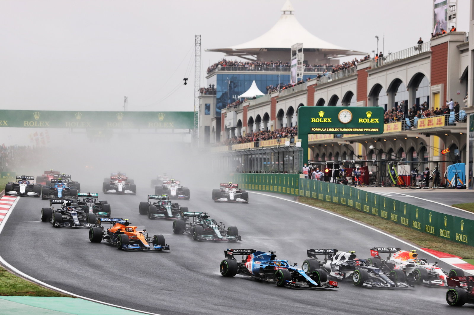 (L to R): Fernando Alonso (ESP) Alpine F1 Team A521, Pierre Gasly (FRA) AlphaTauri AT02, dan Sergio Perez (MEX) Red Bull Racing RB16B di awal balapan race.