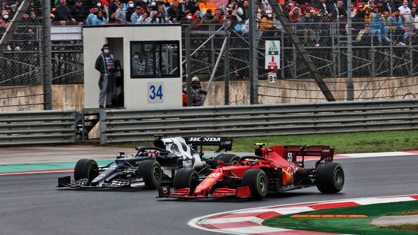 Carlos Sainz Jr (ESP) Ferrari SF-21 and Yuki Tsunoda (JPN) AlphaTauri AT02 battle for position.
