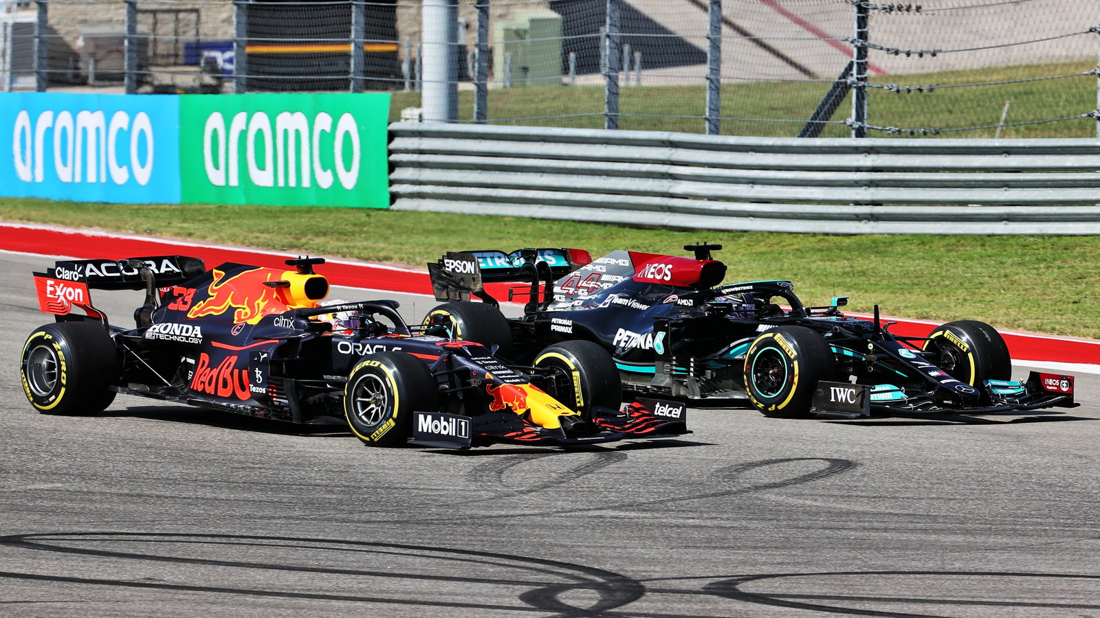 (L to R): Max Verstappen (NLD) Red Bull Racing RB16B and Lewis Hamilton (GBR) Mercedes AMG F1 W12 battle for the lead at the start of the race.
