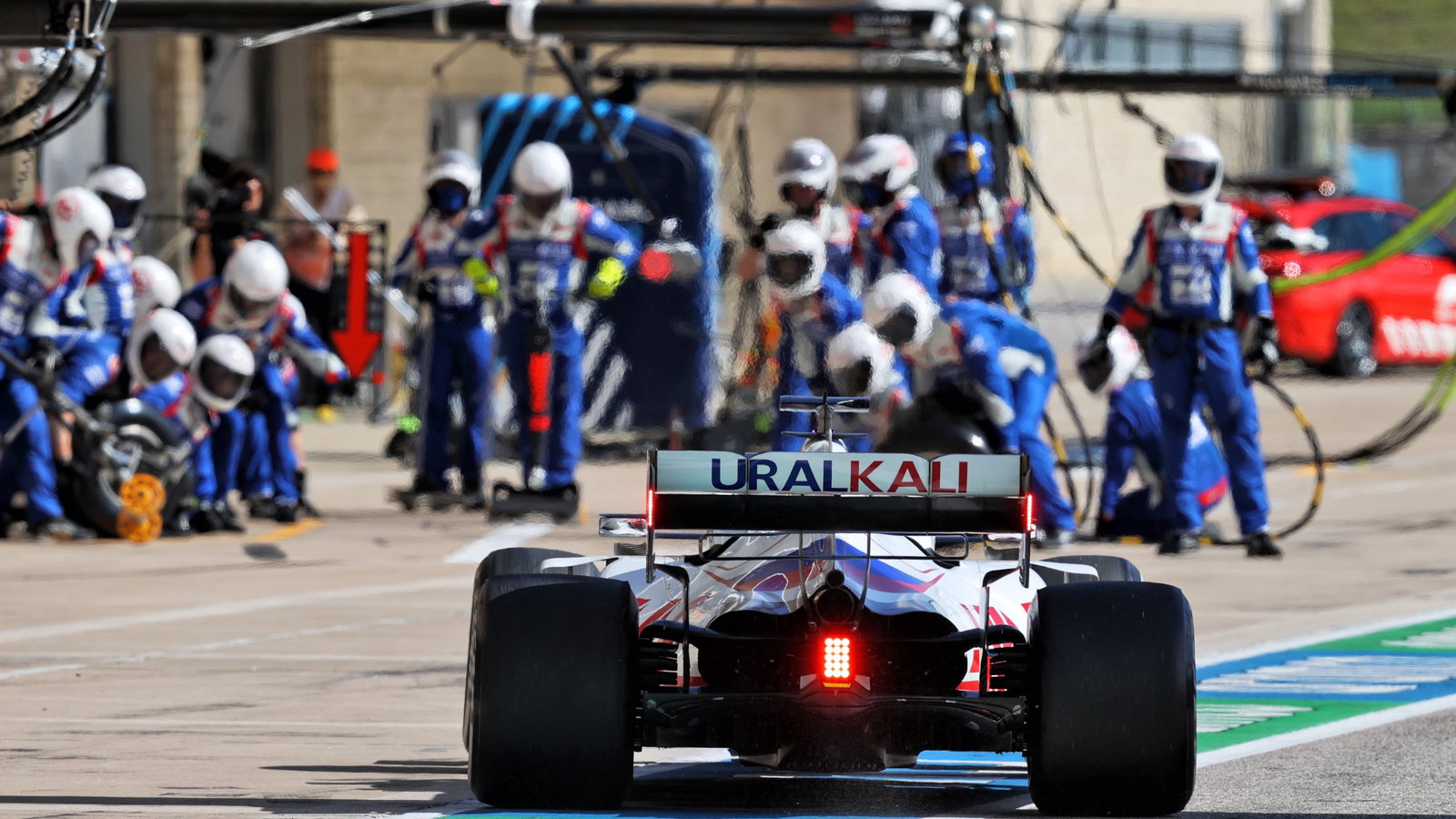 Nikita Mazepin (RUS) Haas F1 Team VF-21 makes a pit stop.