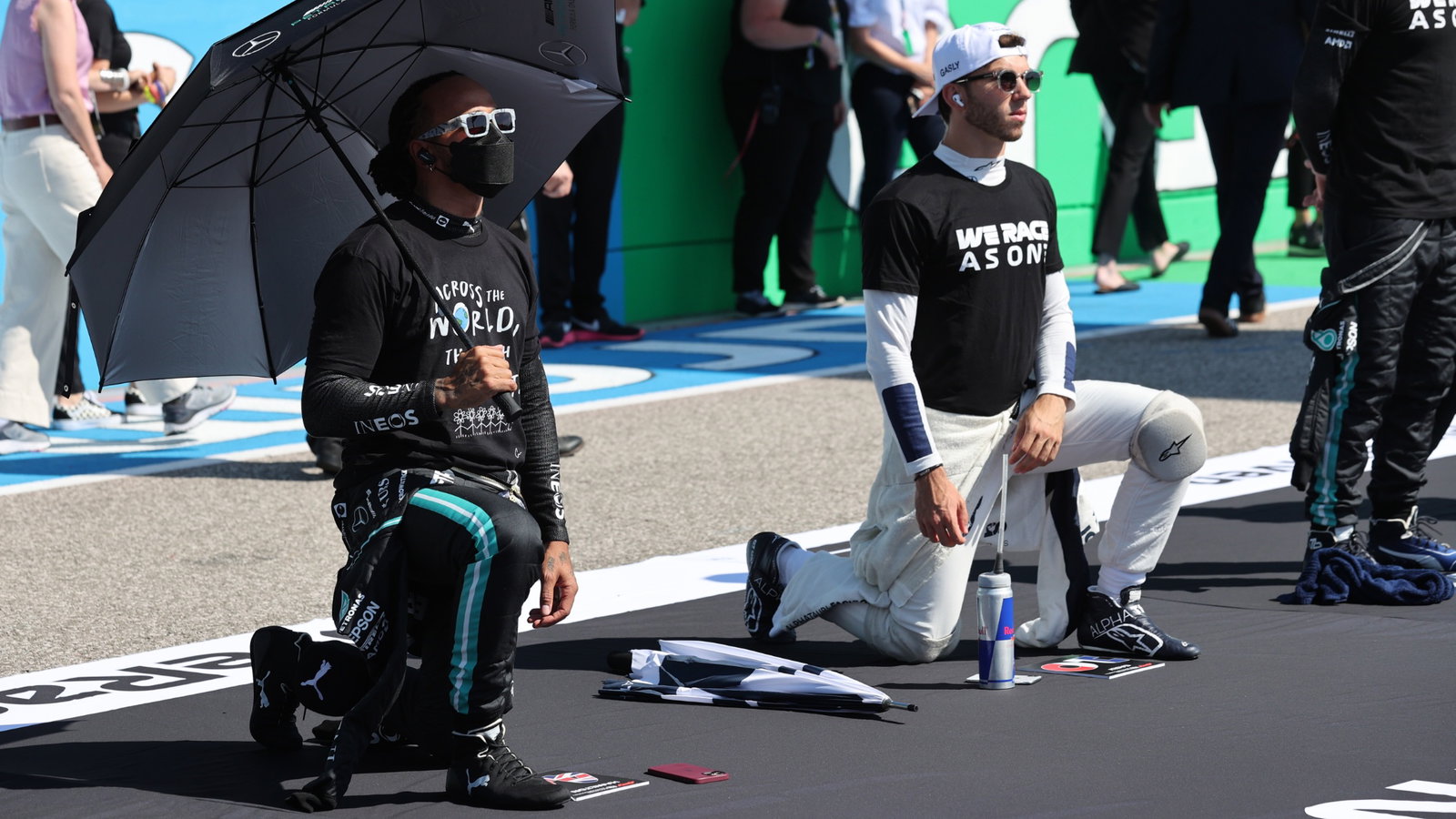 Lewis Hamilton (GBR) Mercedes AMG F1 W12 and Pierre Gasly (FRA) AlphaTauri AT02.