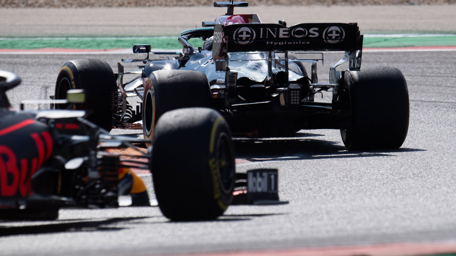 Lewis Hamilton (GBR) Mercedes AMG F1 W12 leads Max Verstappen (NLD) Red Bull Racing RB16B.