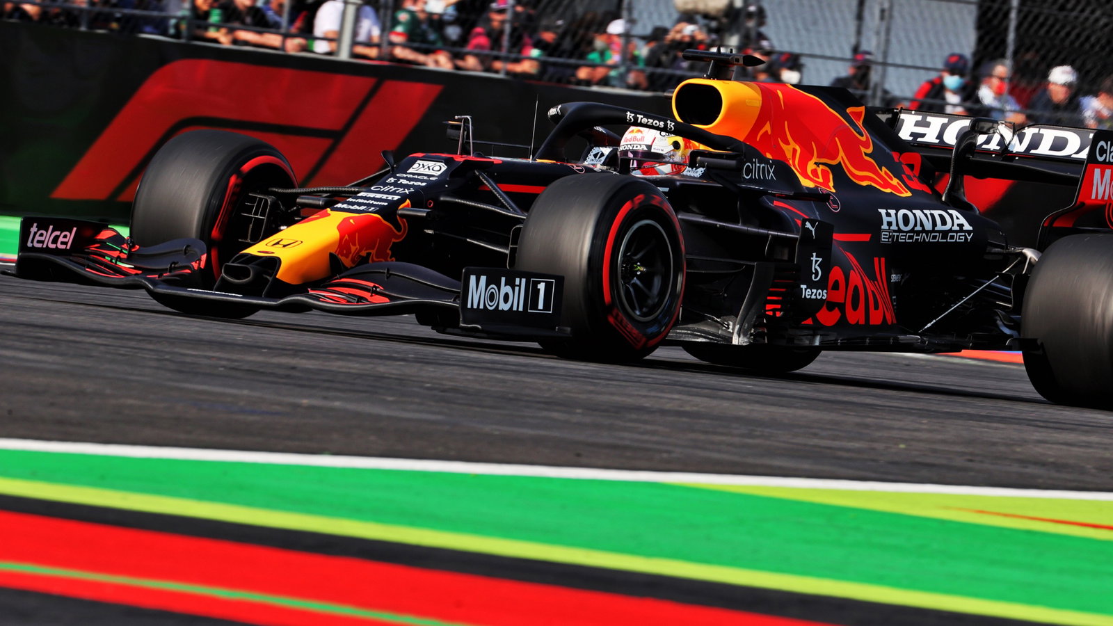 Max Verstappen (NLD) Red Bull Racing RB16B.