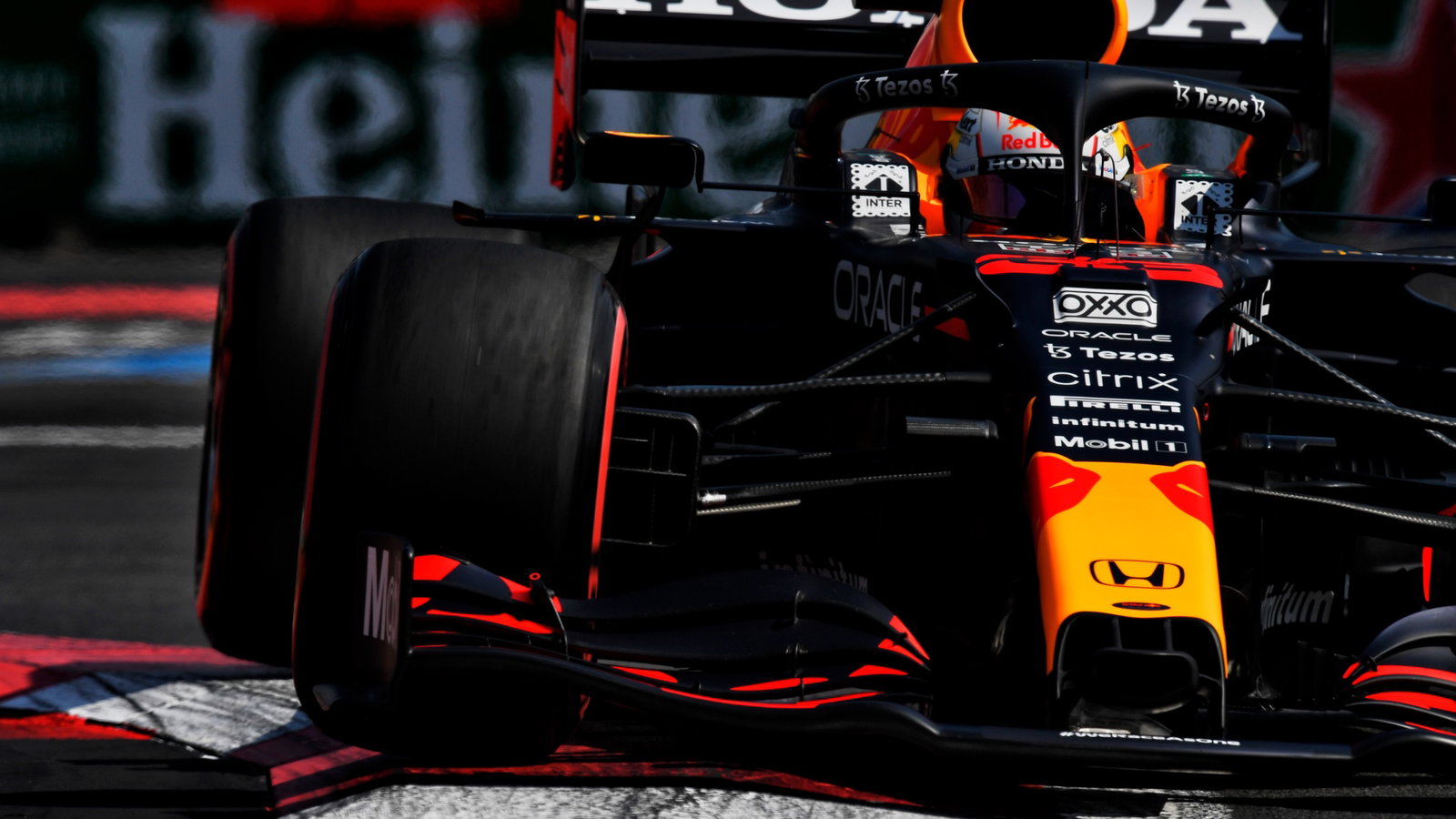 Max Verstappen (NLD) Red Bull Racing RB16B.