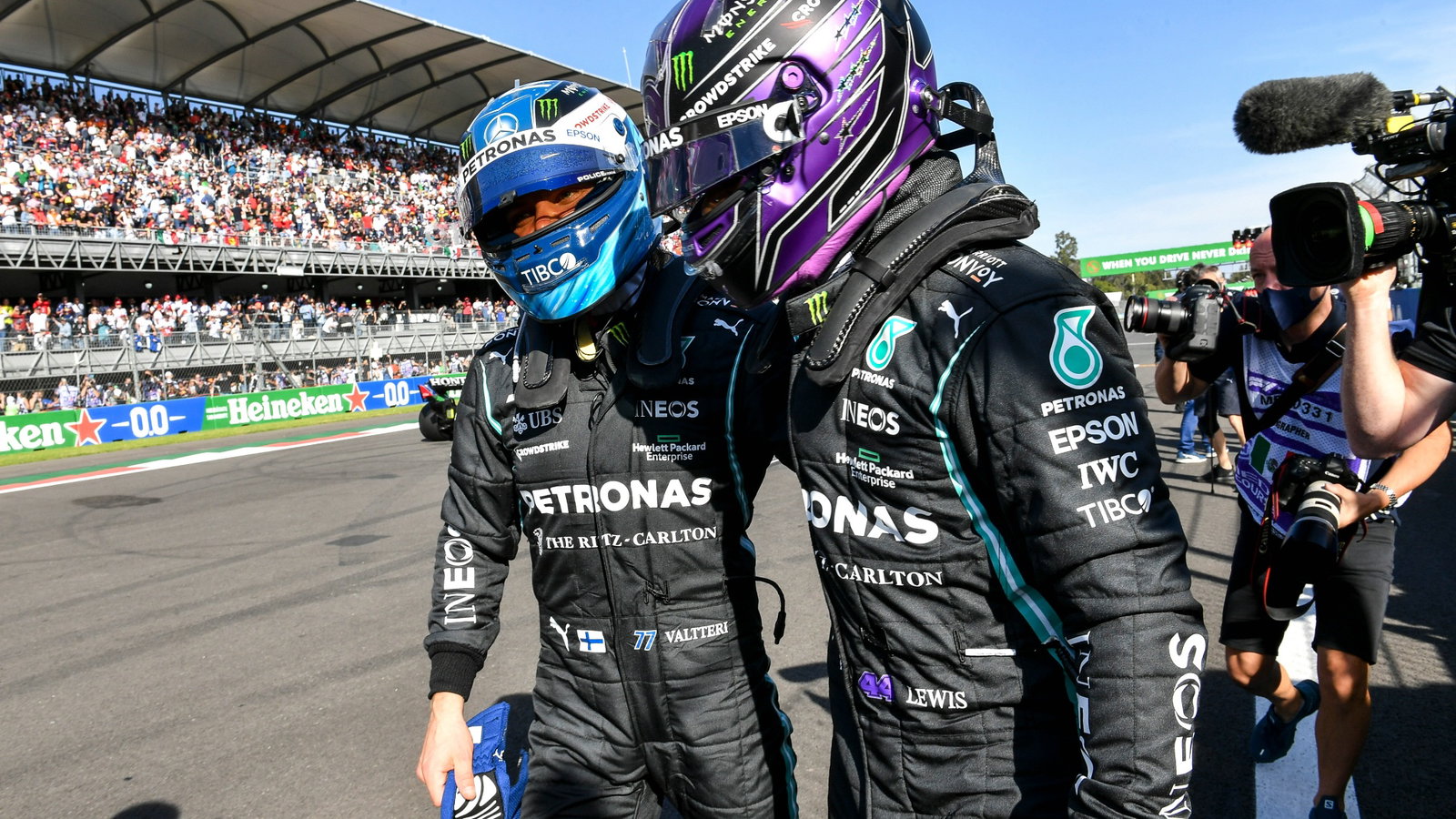 (L to R): Valtteri Bottas (FIN) Mercedes AMG F1 celebrates his pole position in qualifying parc ferme with second placed team mate Lewis Hamilton (GBR) Mercedes AMG F1.