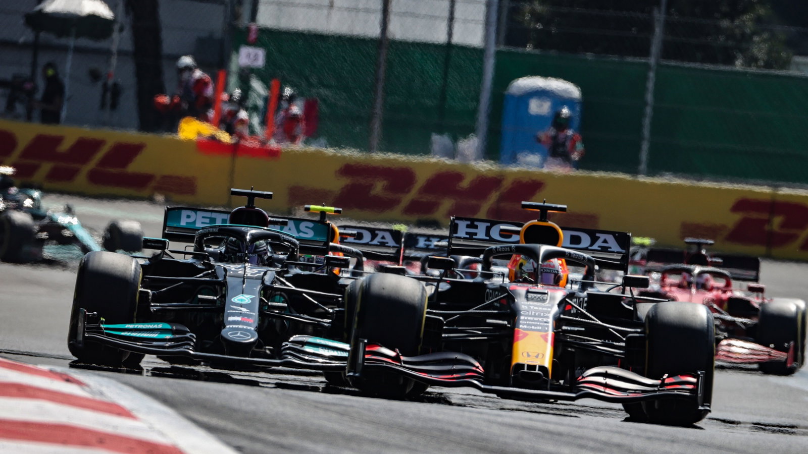 Max Verstappen (NLD) Red Bull Racing RB16B leads Lewis Hamilton (GBR) Mercedes AMG F1 W12.