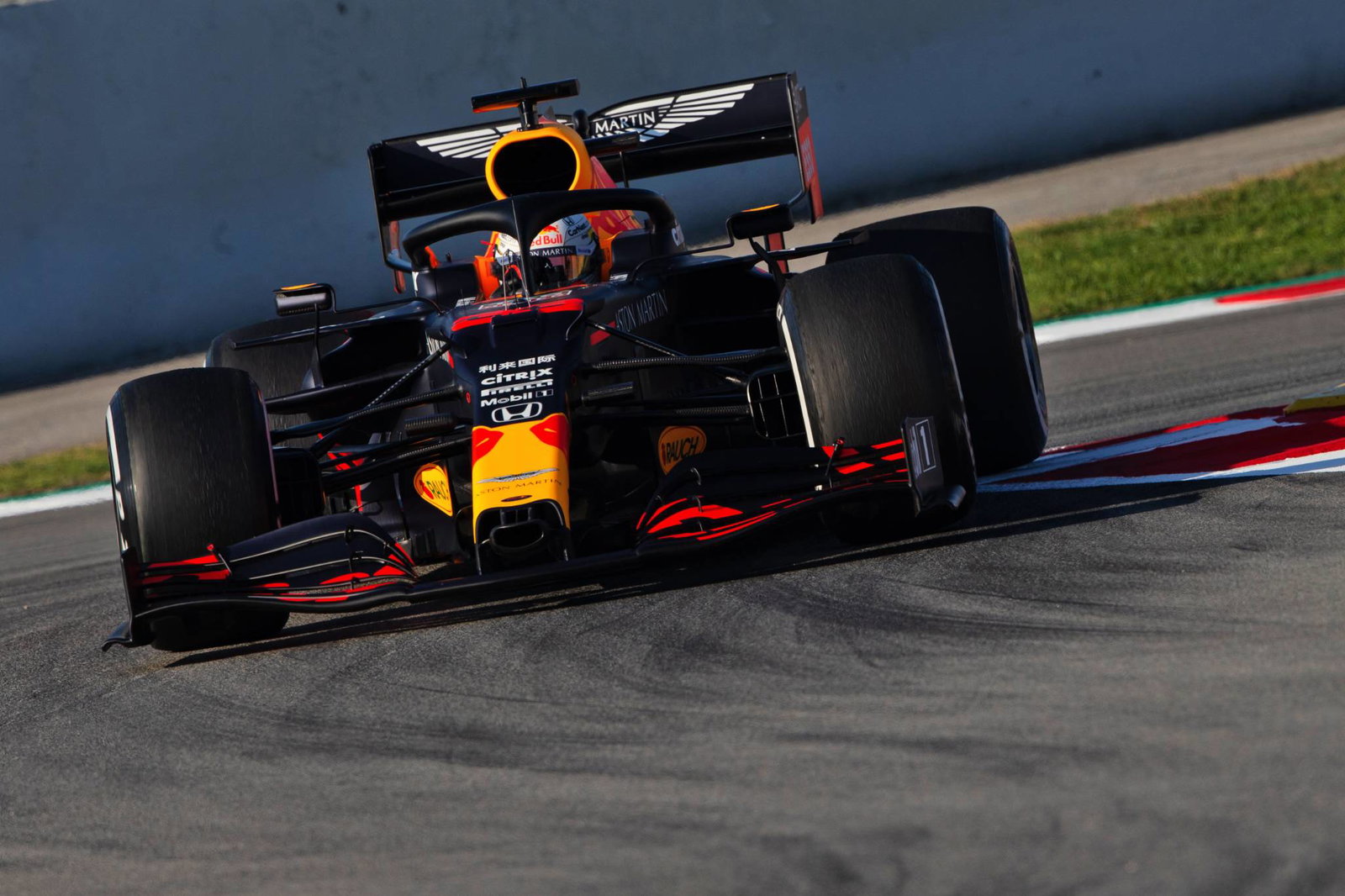 Lewis Hamilton dan Mercedes tercepat saat tes pramusim F1 dimulai