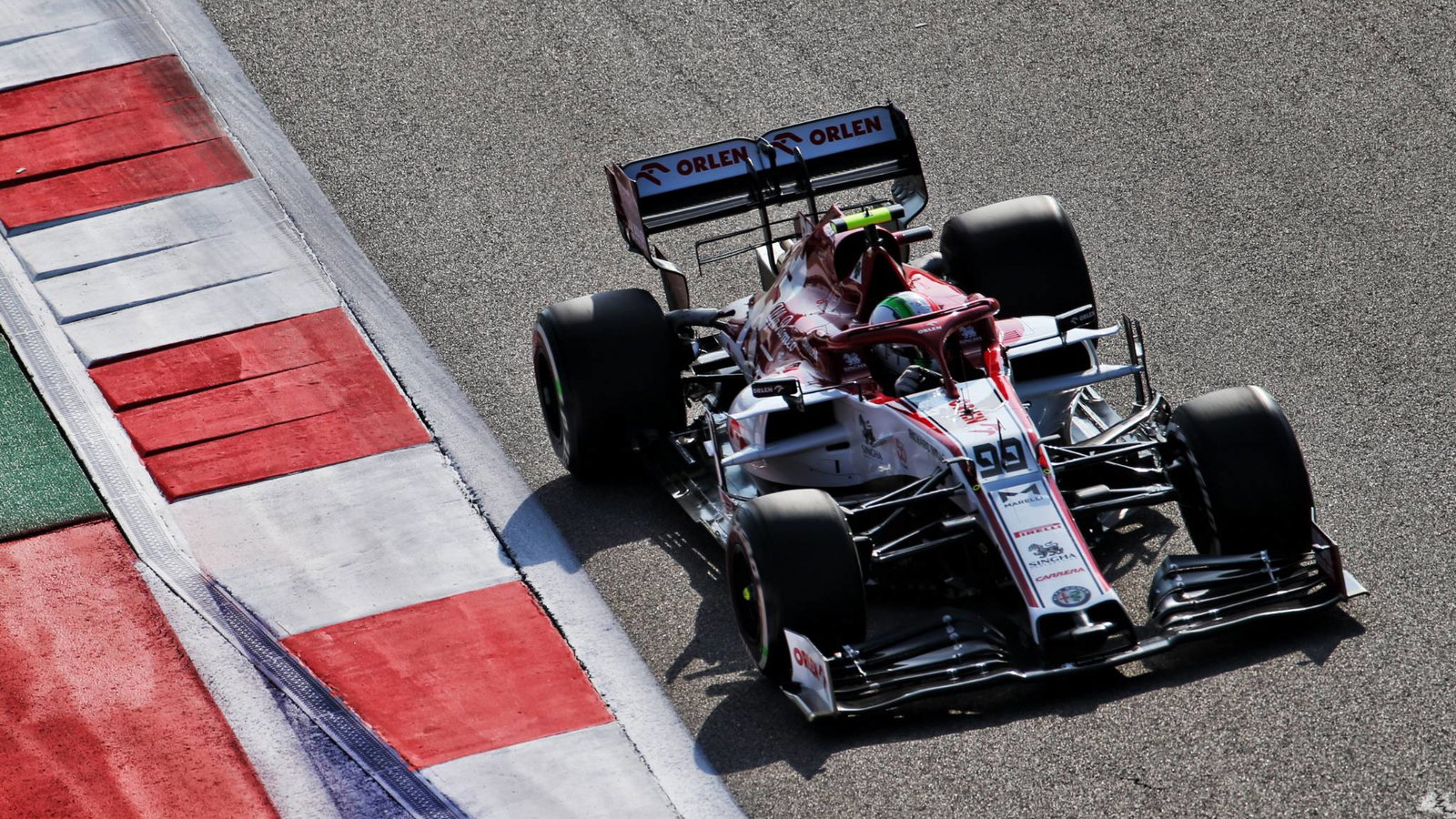 Antonio Giovinazzi (ITA) Alfa Romeo Racing C39.