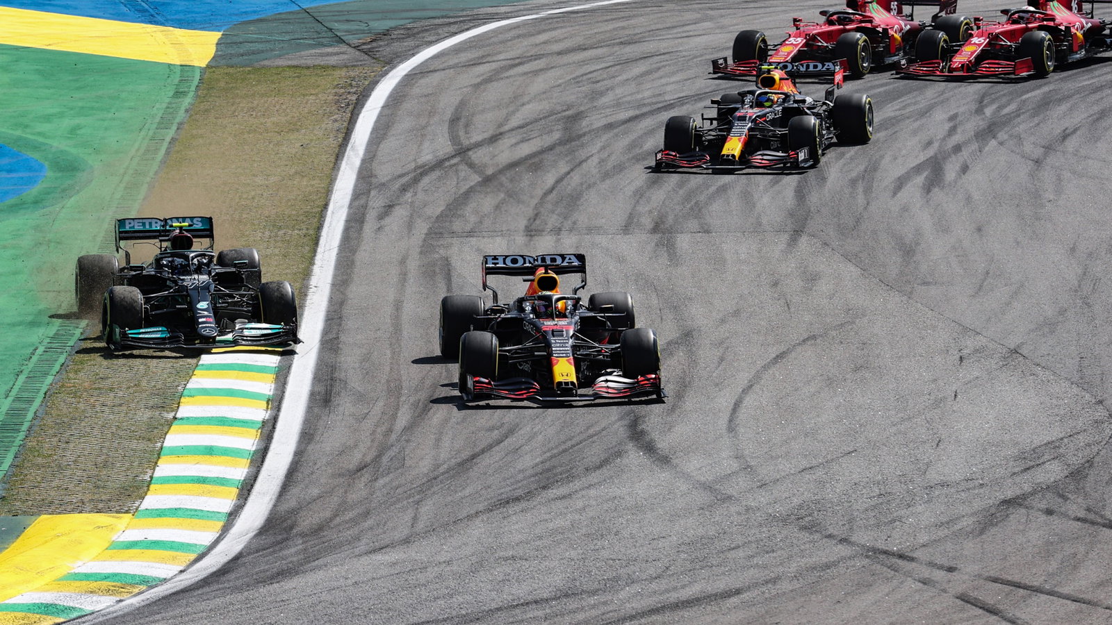 Max Verstappen (NLD) Red Bull Racing RB16B leads Valtteri Bottas (FIN) Mercedes AMG F1 W12 at the start of the race.