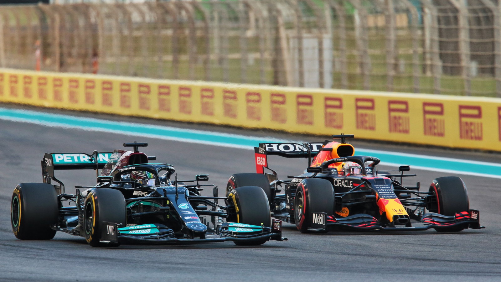 Lewis Hamilton (GBR) Mercedes AMG F1 W12 and Max Verstappen (NLD) Red Bull Racing RB16B battle for the lead at the start of the race.