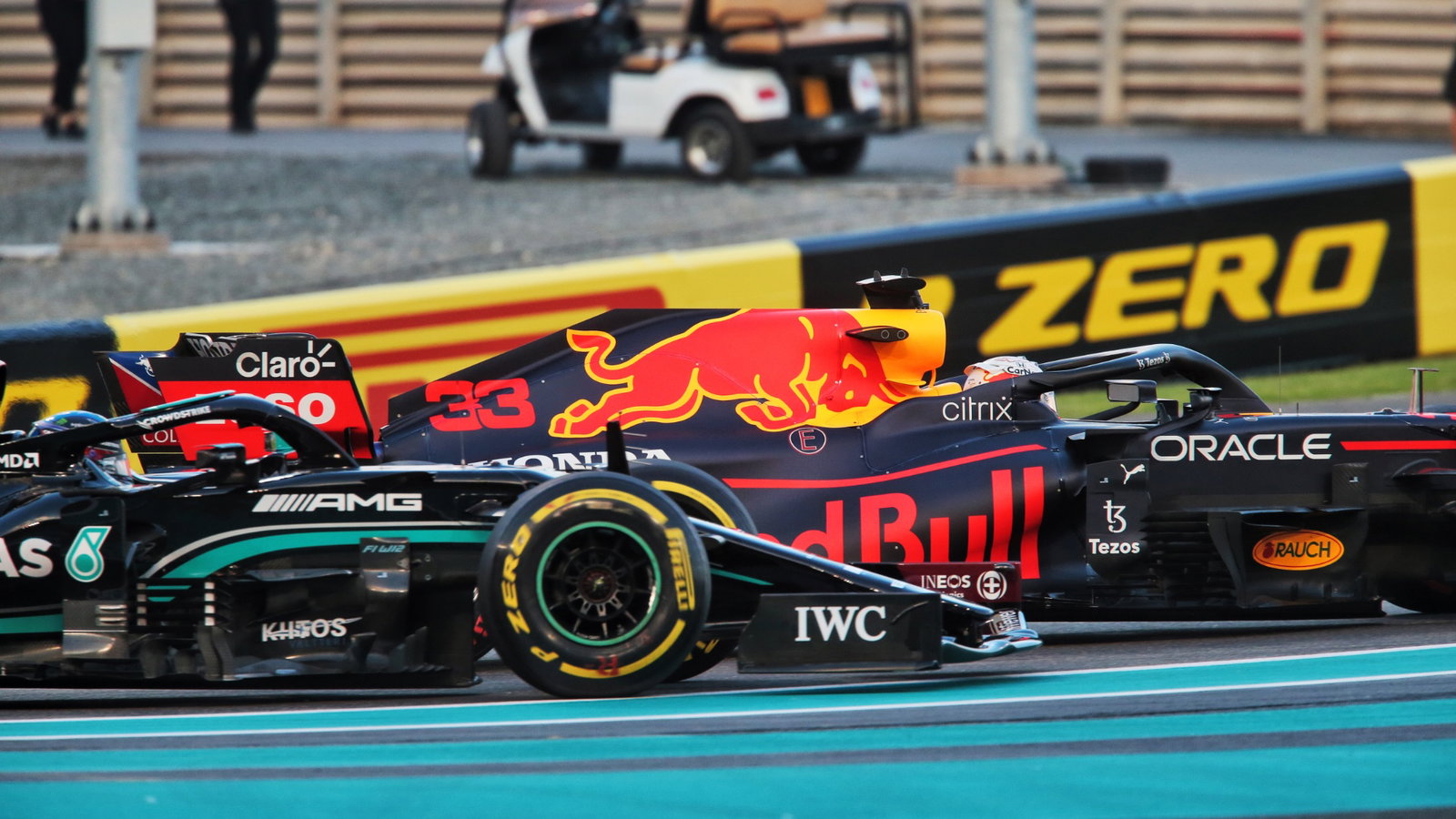 Lewis Hamilton (GBR) Mercedes AMG F1 W12 and Max Verstappen (NLD) Red Bull Racing RB16B battle for the lead at the start of the race.