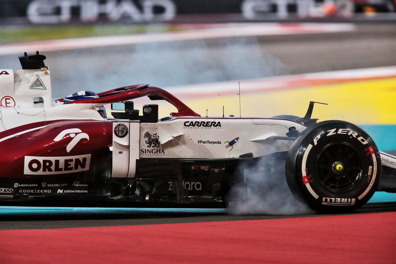 Kimi Raikkonen (FIN) Alfa Romeo Racing C41 berbunyi selama balapan.