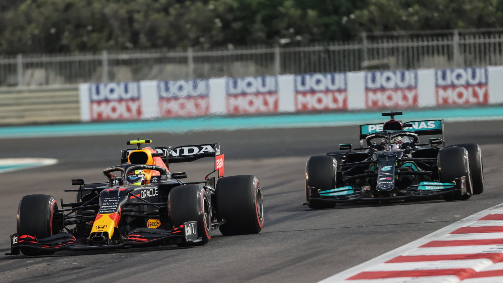 Sergio Perez (MEX), Red Bull Racing and Lewis Hamilton (GBR), Mercedes AMG F1